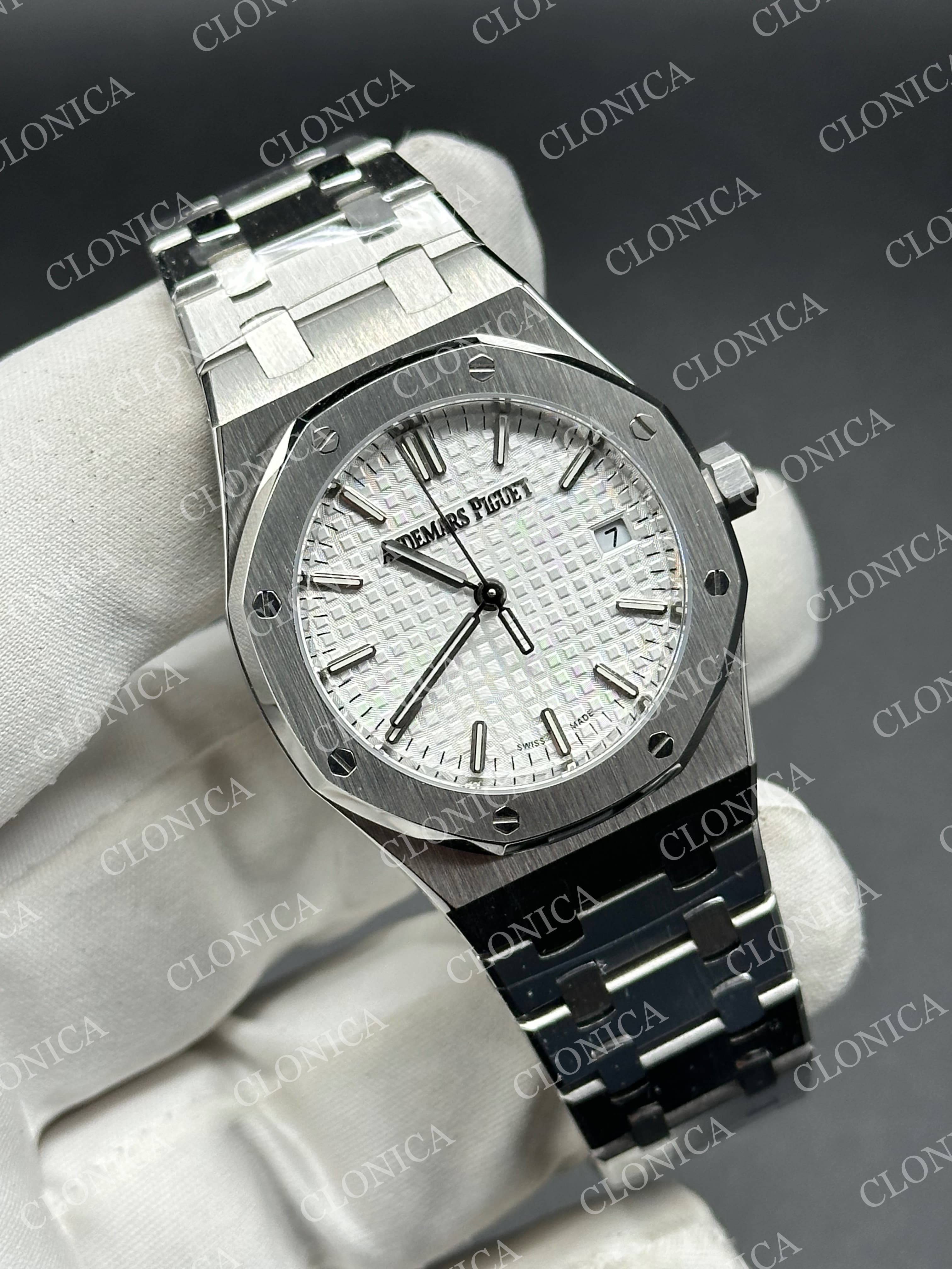 AUDEMARS PIGUET 34 mm SS AUTOMATIC WHITE TEXTURED DIAL ON SS BRACELET — view 2