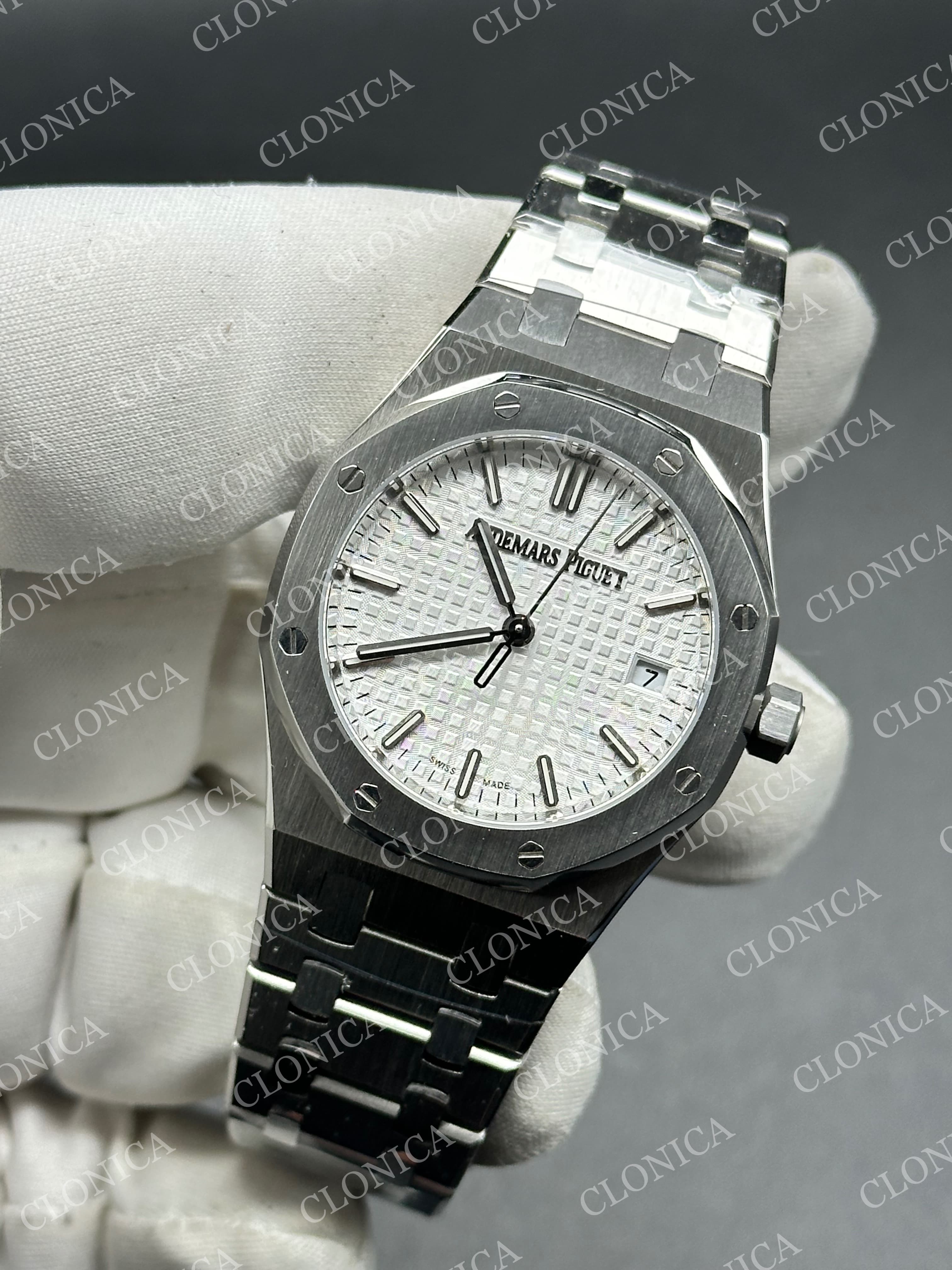 AUDEMARS PIGUET 34 mm SS AUTOMATIC WHITE TEXTURED DIAL ON SS BRACELET — view 3