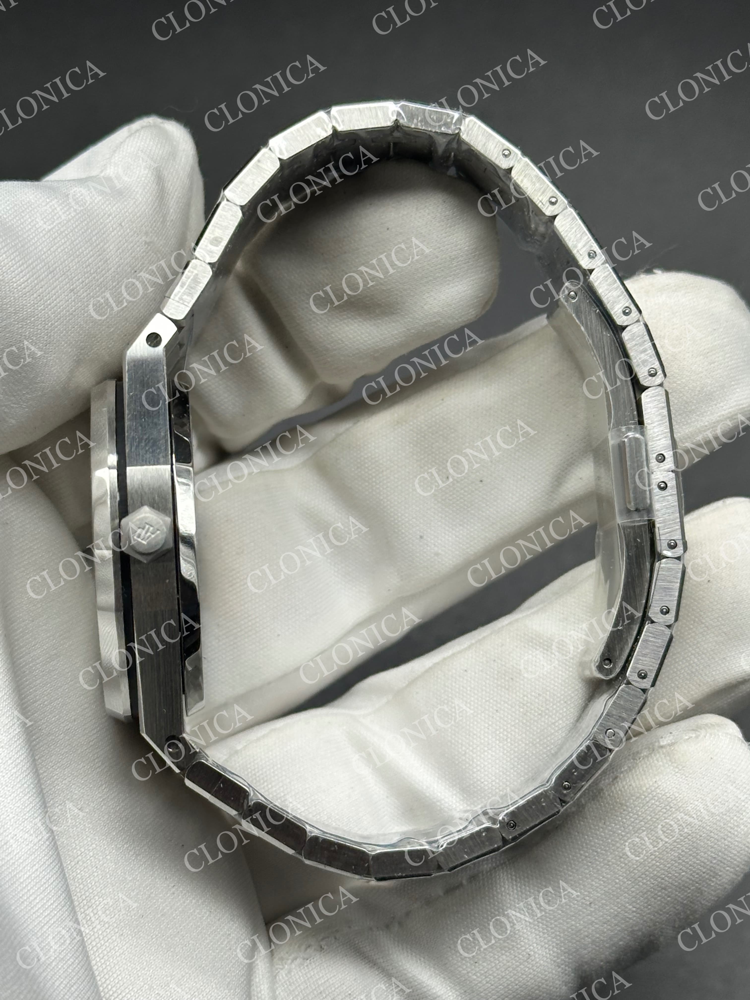 AUDEMARS PIGUET 34 mm SS AUTOMATIC WHITE TEXTURED DIAL ON SS BRACELET — view 4
