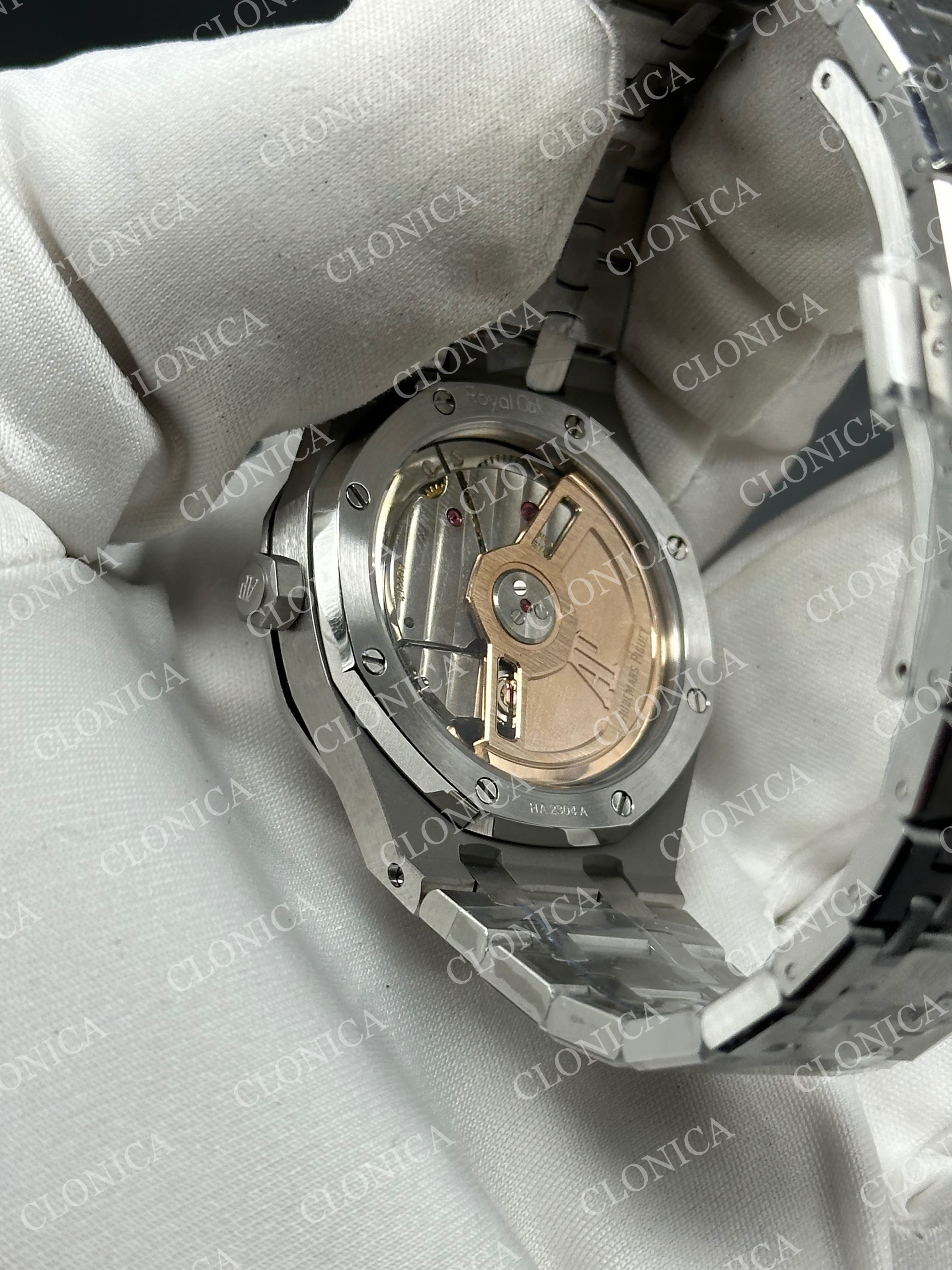 AUDEMARS PIGUET 34 mm SS AUTOMATIC WHITE TEXTURED DIAL ON SS BRACELET — view 5