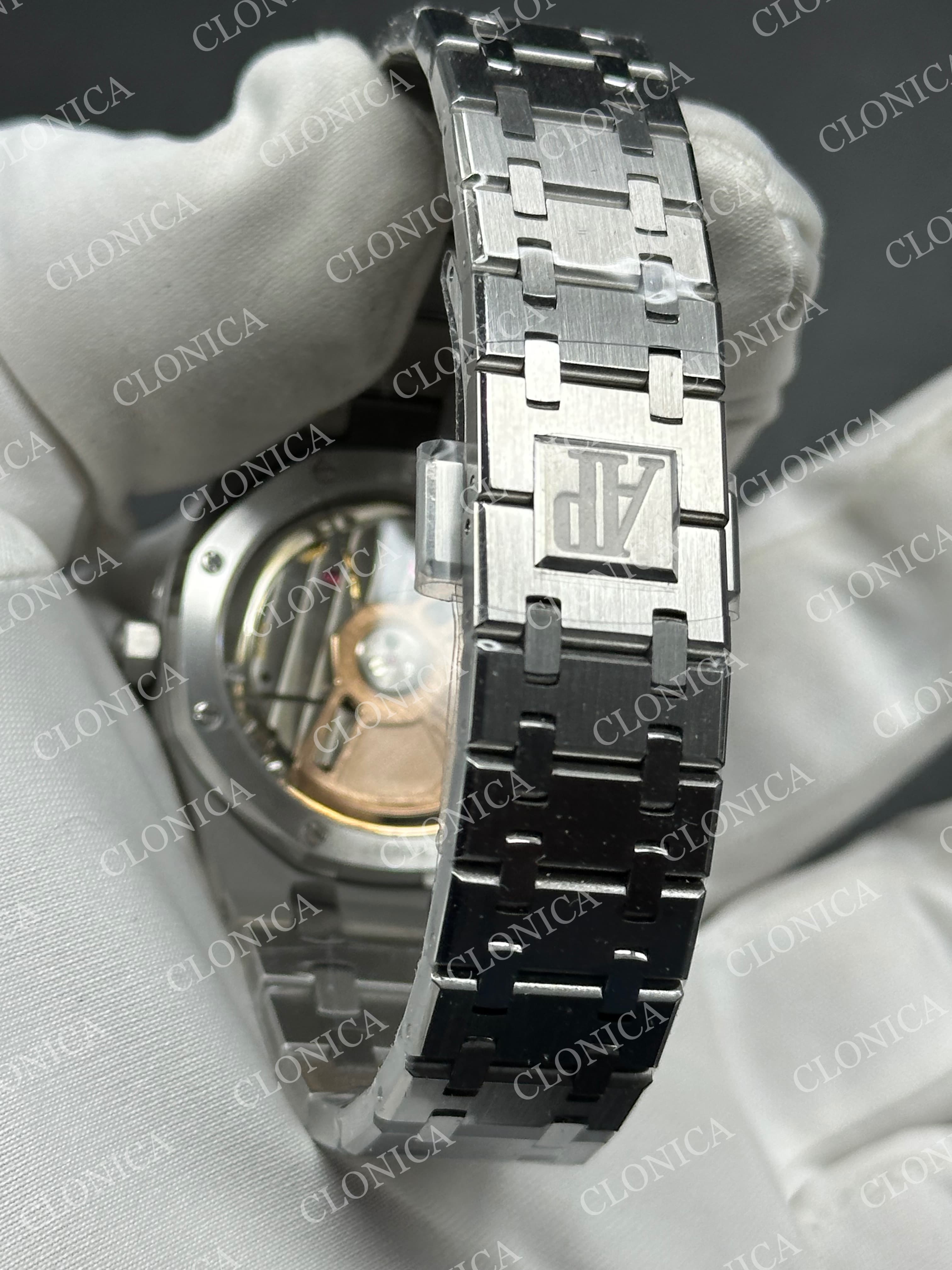 AUDEMARS PIGUET 34 mm SS AUTOMATIC WHITE TEXTURED DIAL ON SS BRACELET — view 6