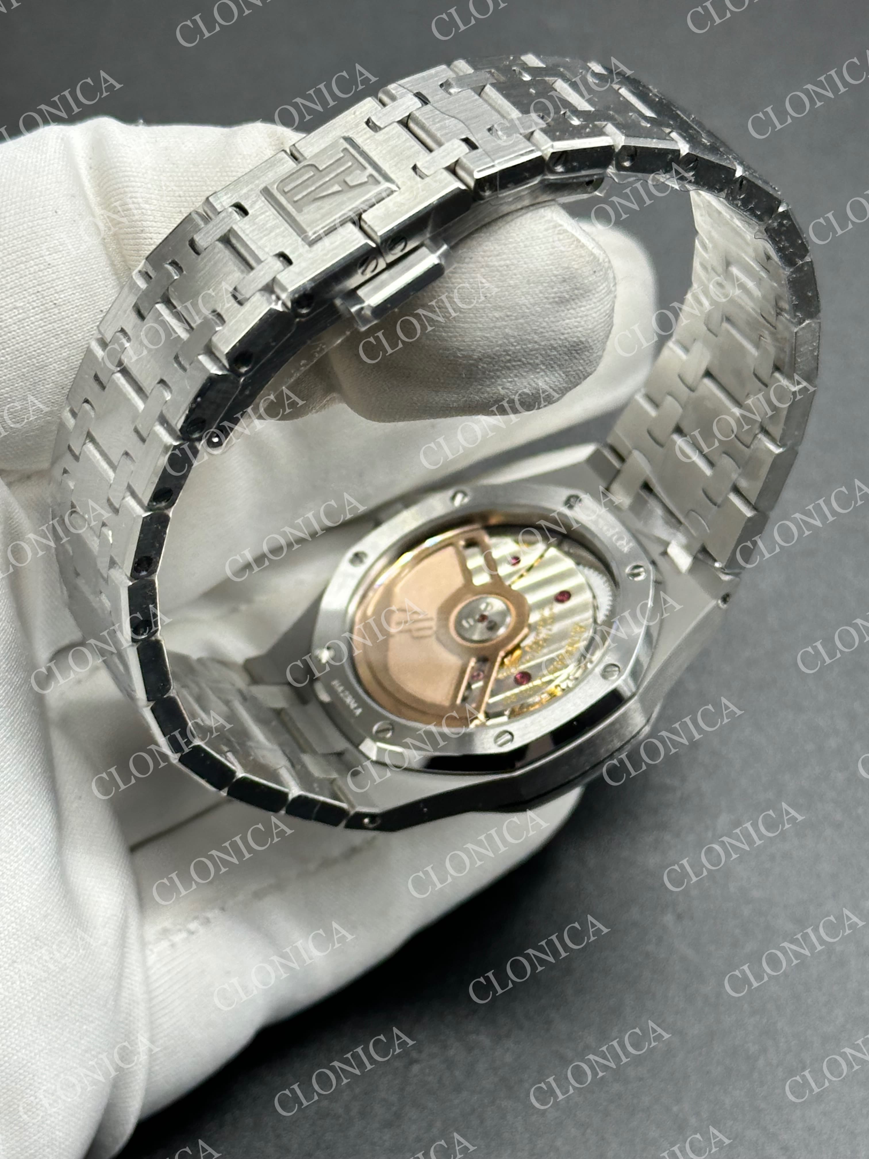 AUDEMARS PIGUET 34 mm SS AUTOMATIC WHITE TEXTURED DIAL ON SS BRACELET — view 7