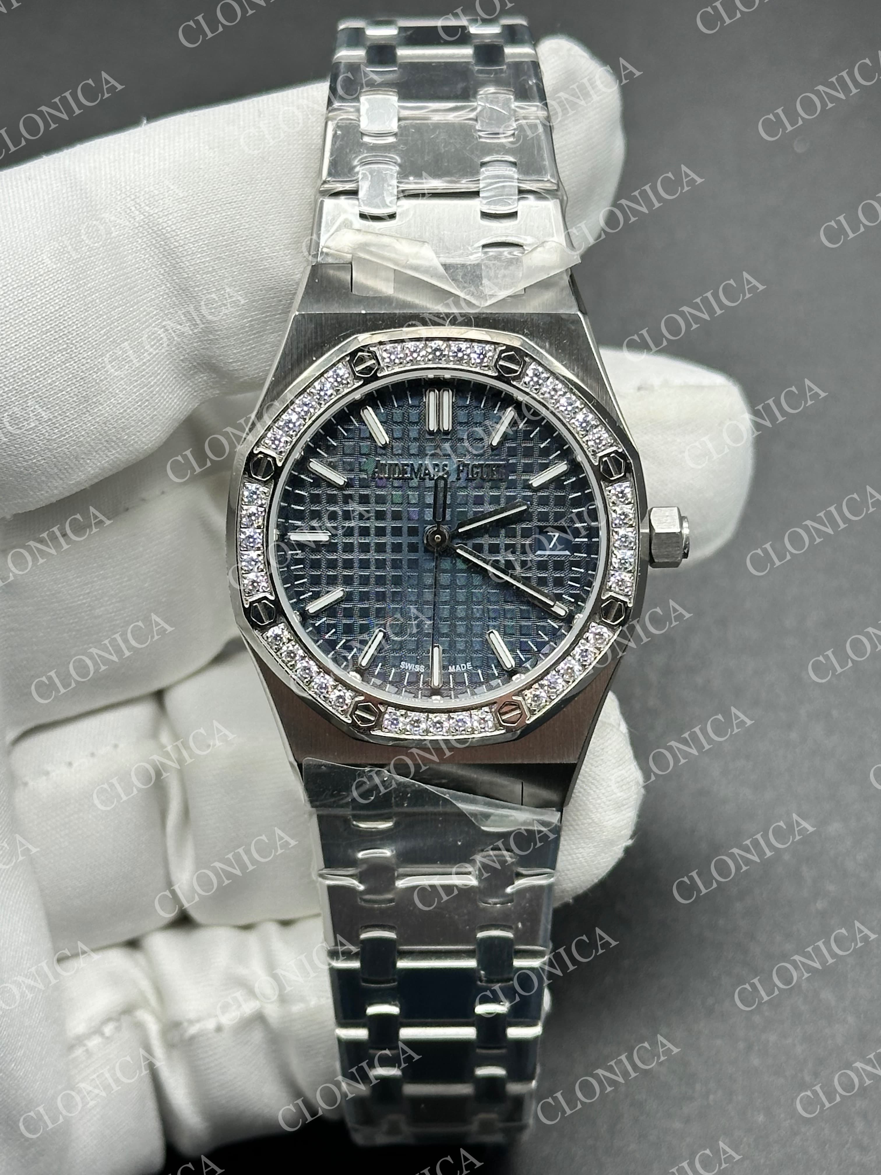 AUDEMARS PIGUET 34 mm SS AUTOMATIC OMBRE BLUE TEXTURED DIAL DIAMOND BEZEL ON SS BRACELET — view 1