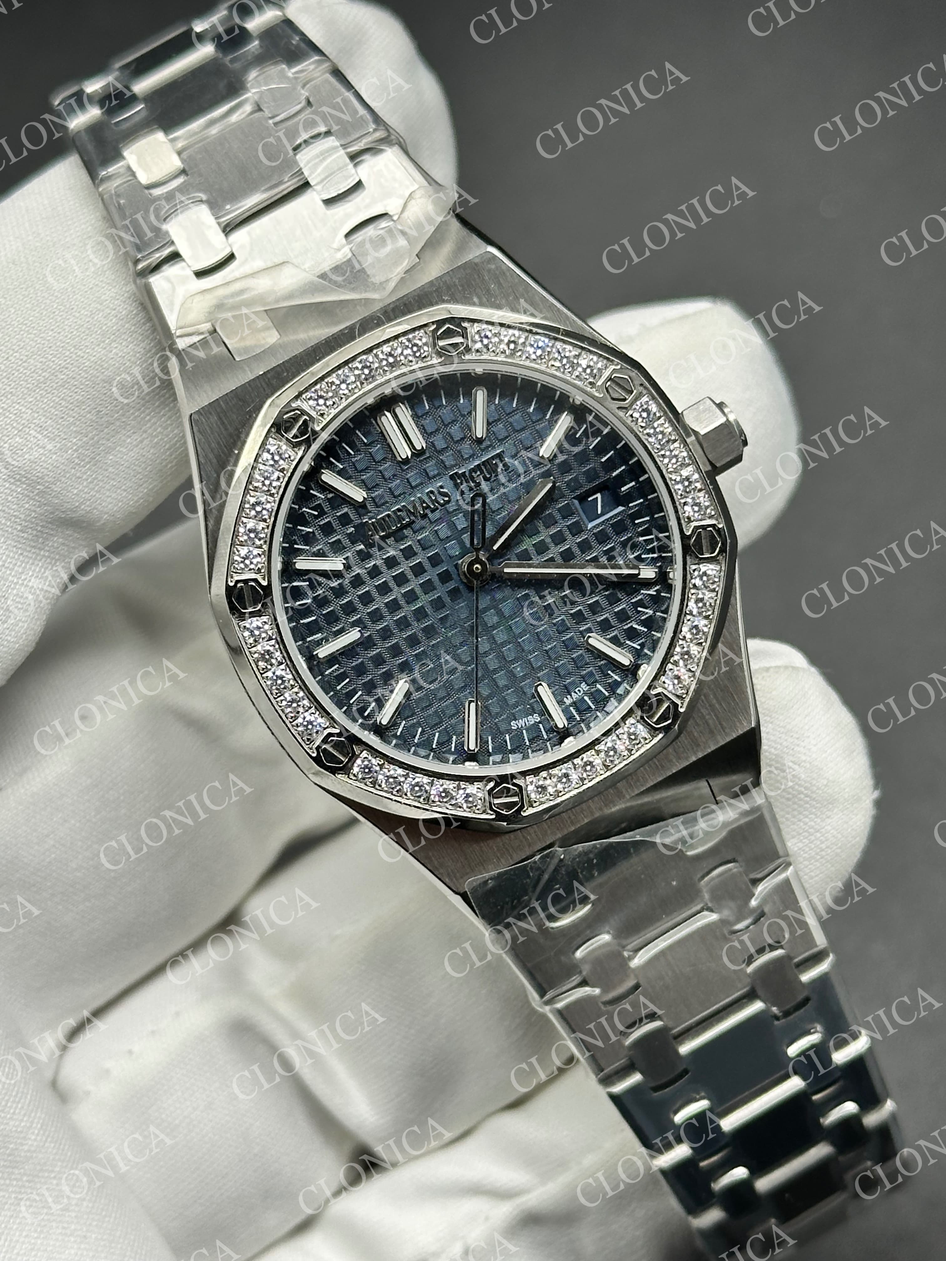 AUDEMARS PIGUET 34 mm SS AUTOMATIC OMBRE BLUE TEXTURED DIAL DIAMOND BEZEL ON SS BRACELET — view 2