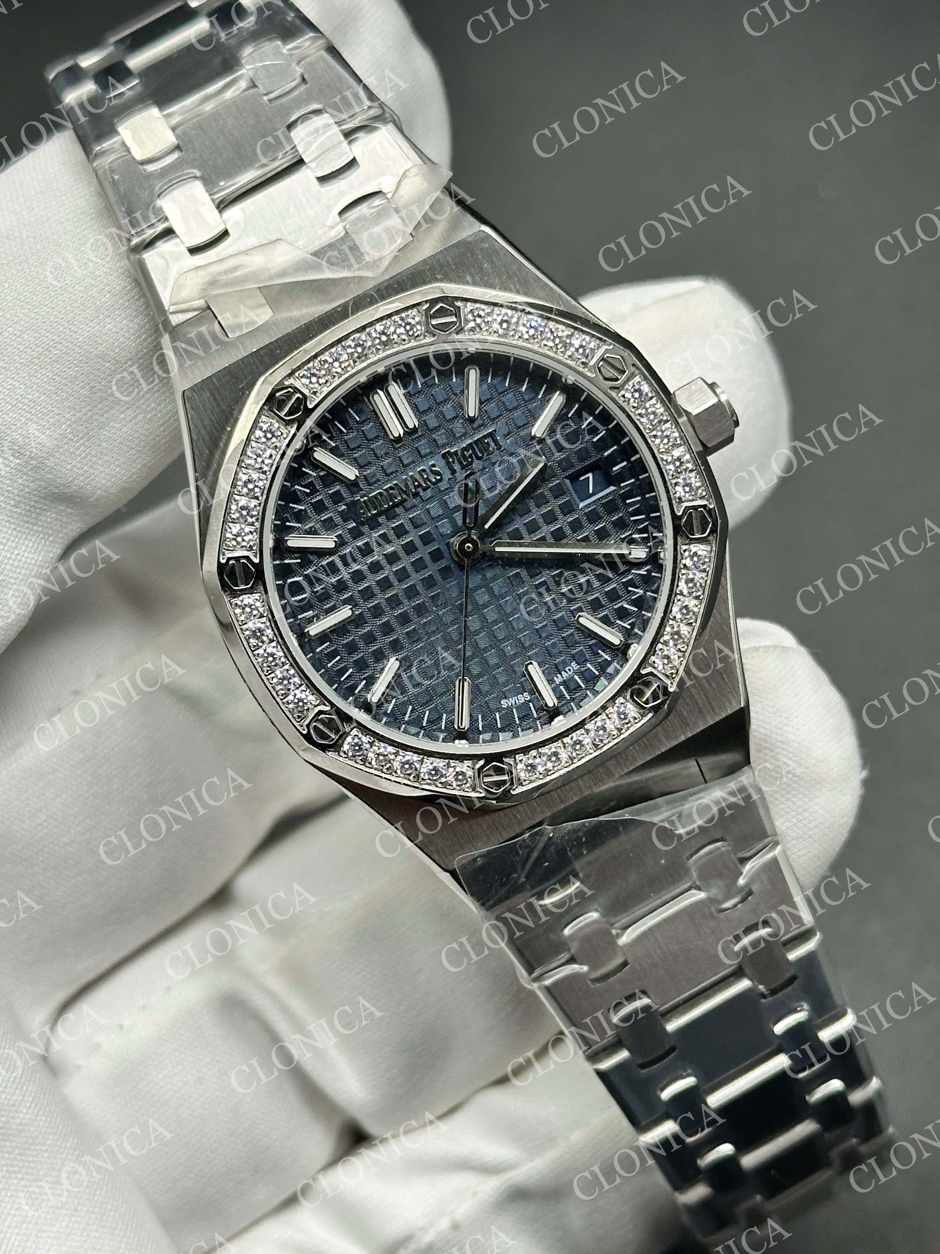 AUDEMARS PIGUET 34 mm SS AUTOMATIC OMBRE BLUE TEXTURED DIAL DIAMOND BEZEL ON SS BRACELET — view 3