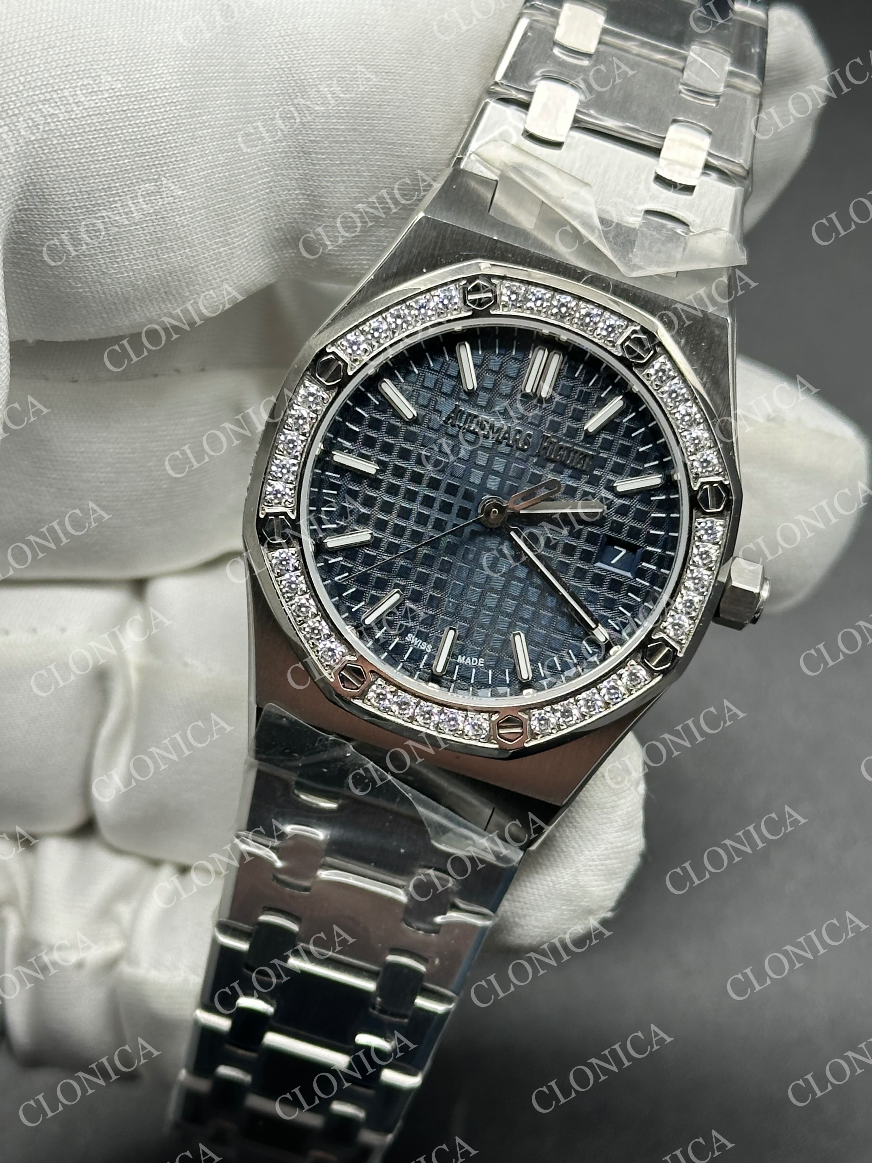 AUDEMARS PIGUET 34 mm SS AUTOMATIC OMBRE BLUE TEXTURED DIAL DIAMOND BEZEL ON SS BRACELET — view 4