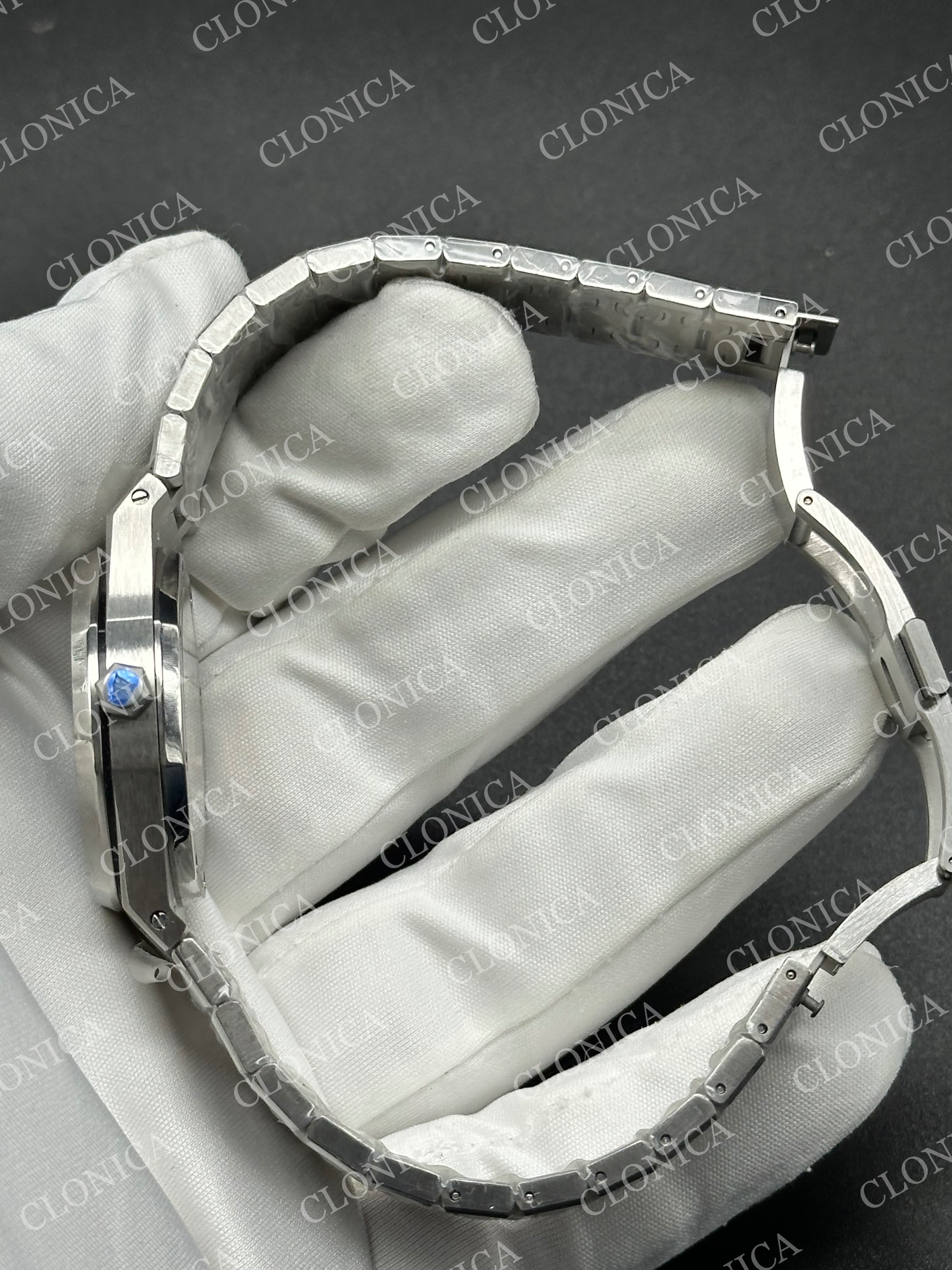 AUDEMARS PIGUET 34 mm SS AUTOMATIC OMBRE BLUE TEXTURED DIAL DIAMOND BEZEL ON SS BRACELET — view 5