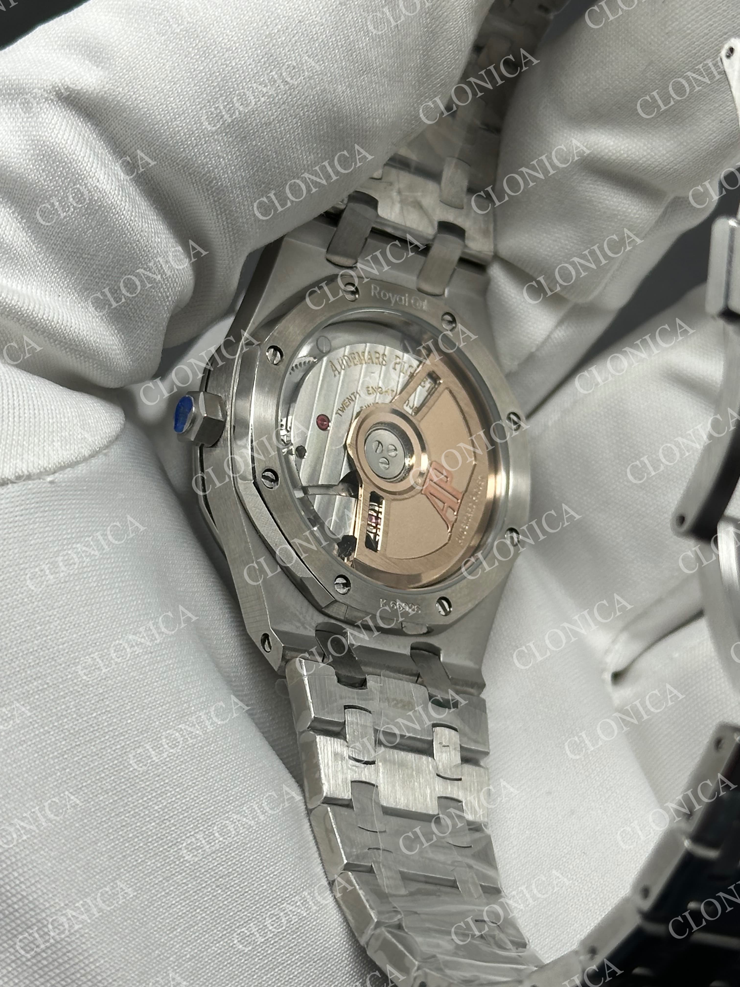 AUDEMARS PIGUET 34 mm SS AUTOMATIC OMBRE BLUE TEXTURED DIAL DIAMOND BEZEL ON SS BRACELET — view 6