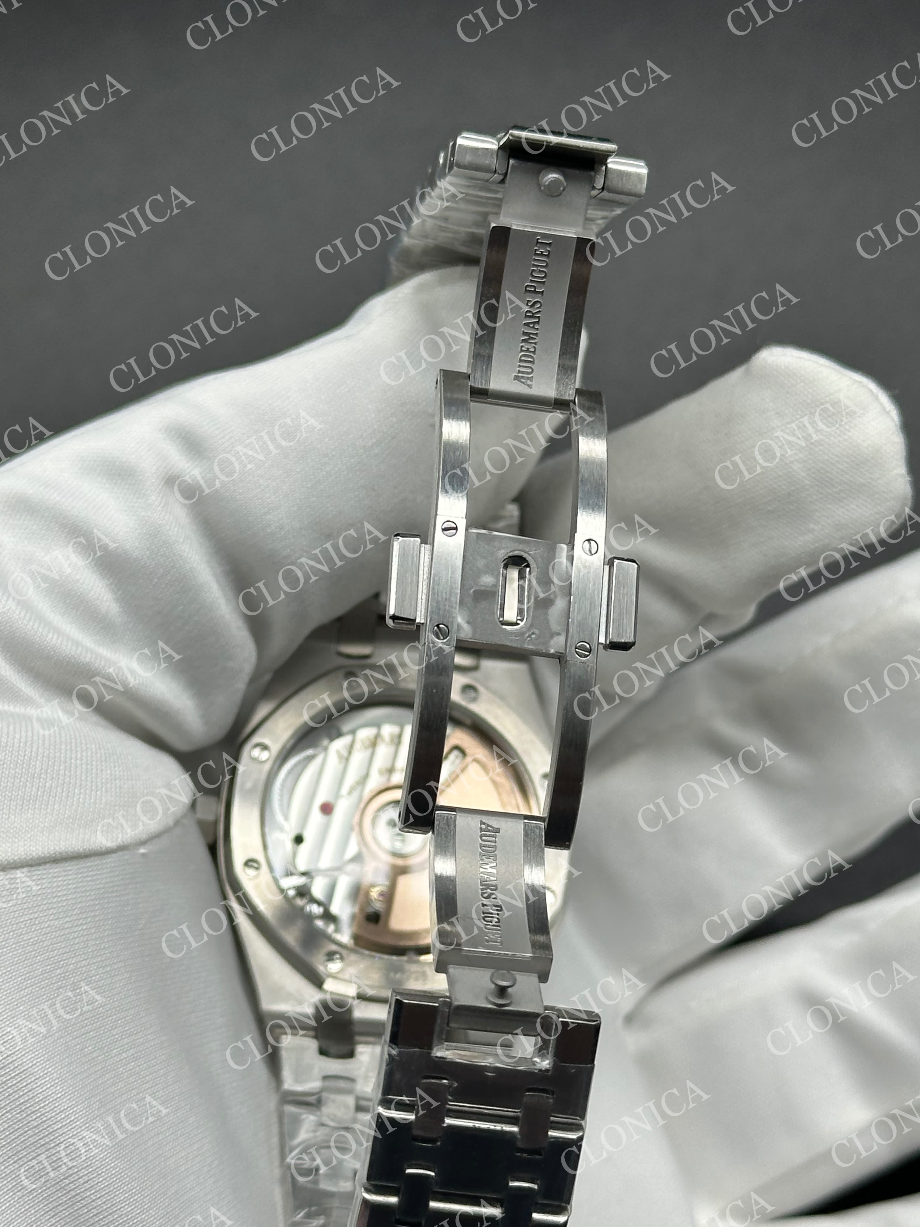 AUDEMARS PIGUET 34 mm SS AUTOMATIC OMBRE BLUE TEXTURED DIAL DIAMOND BEZEL ON SS BRACELET — view 7