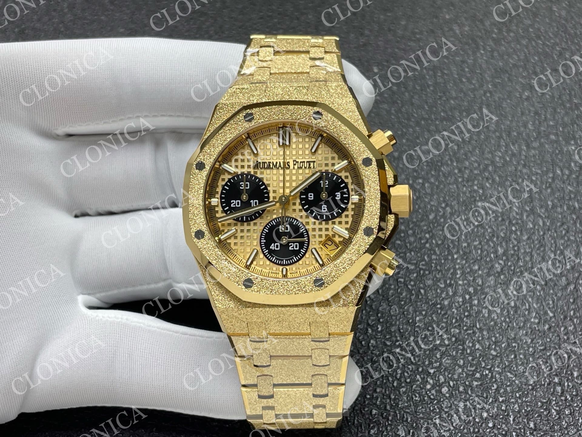 ROYAL OAK CHRONO 26240BA FROSTED YG 1:1 YG DIAL ON BRACELET SA4401 SUPER CLONE — view 1