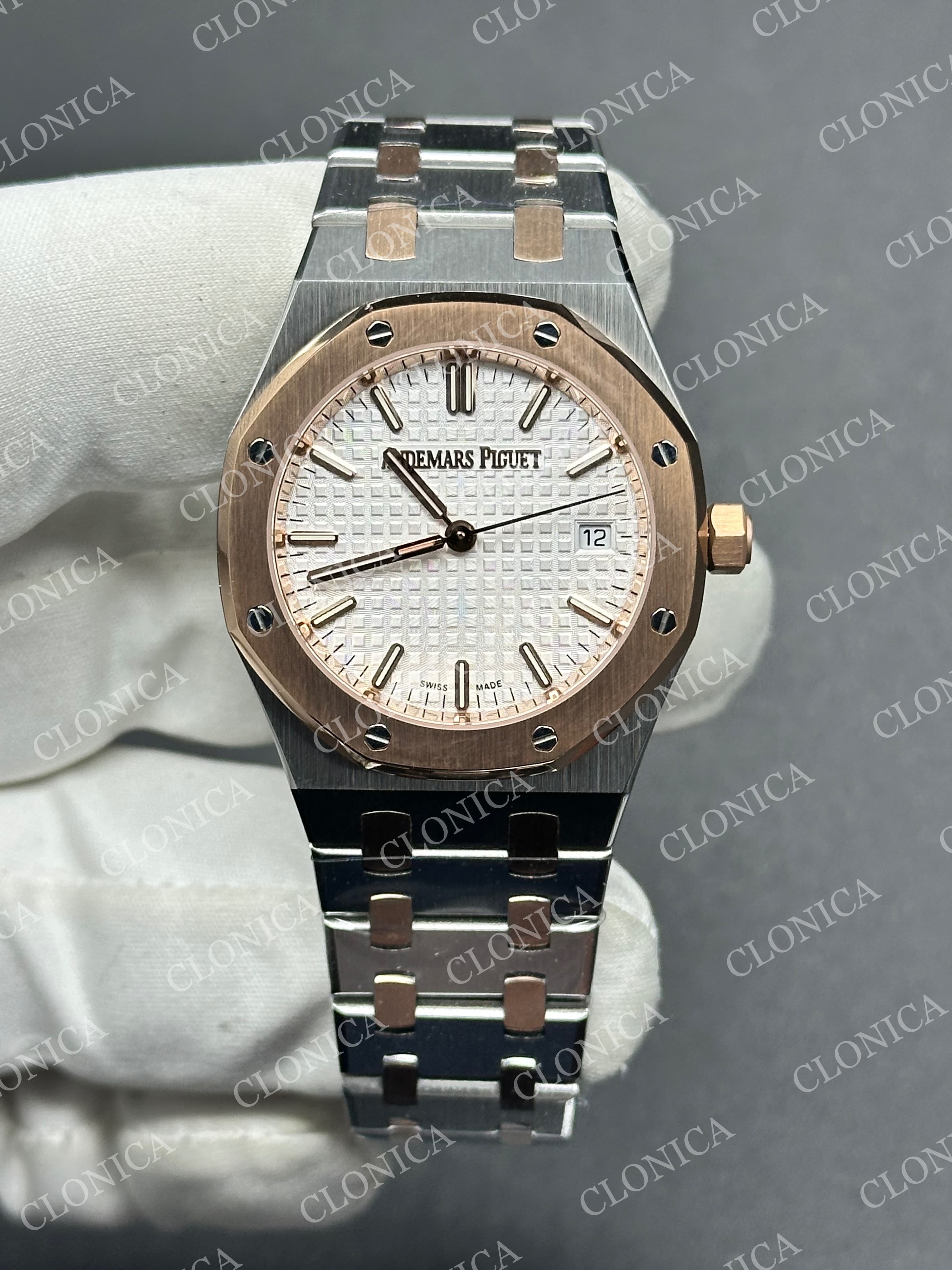 AUDEMARS PIGUET 34 mm RG/SS AUTOMATIC WHITE TEXTURED DIAL ON SS BRACELET