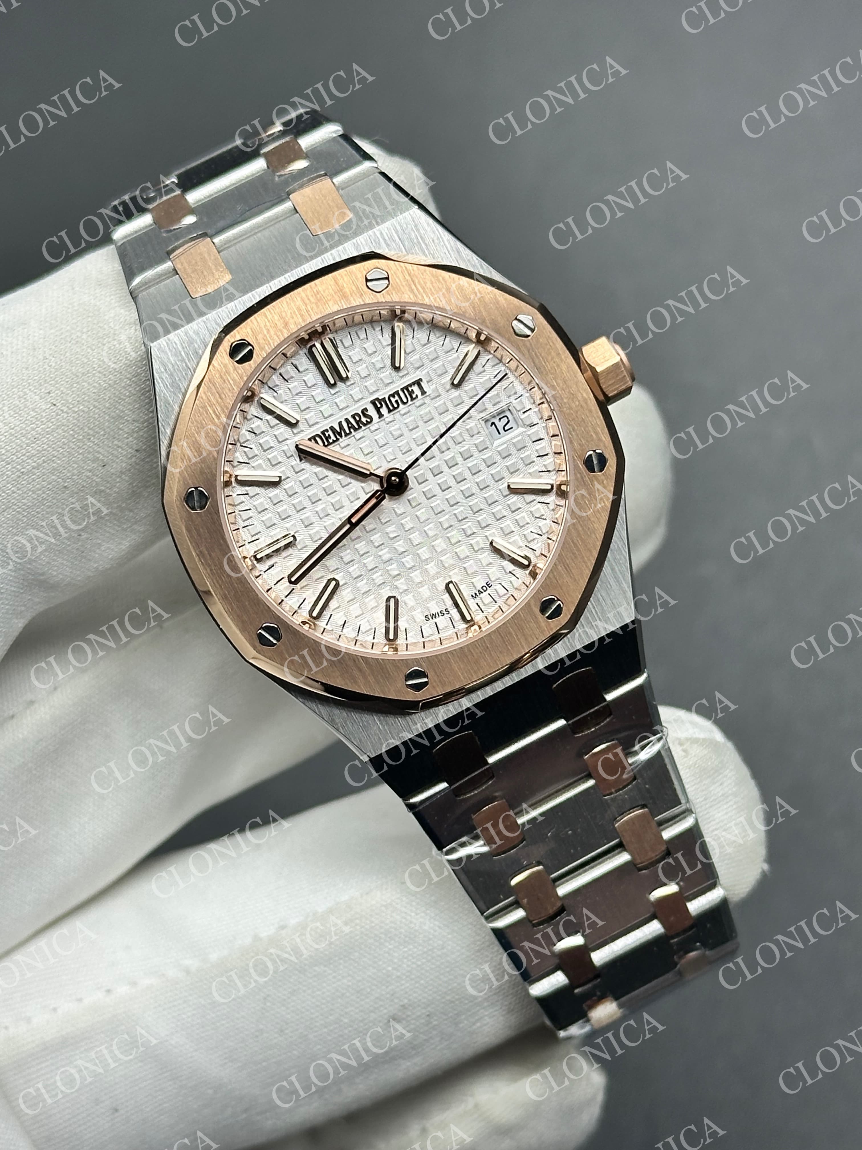 AUDEMARS PIGUET 34 mm RG/SS AUTOMATIC WHITE TEXTURED DIAL ON SS BRACELET — view 2