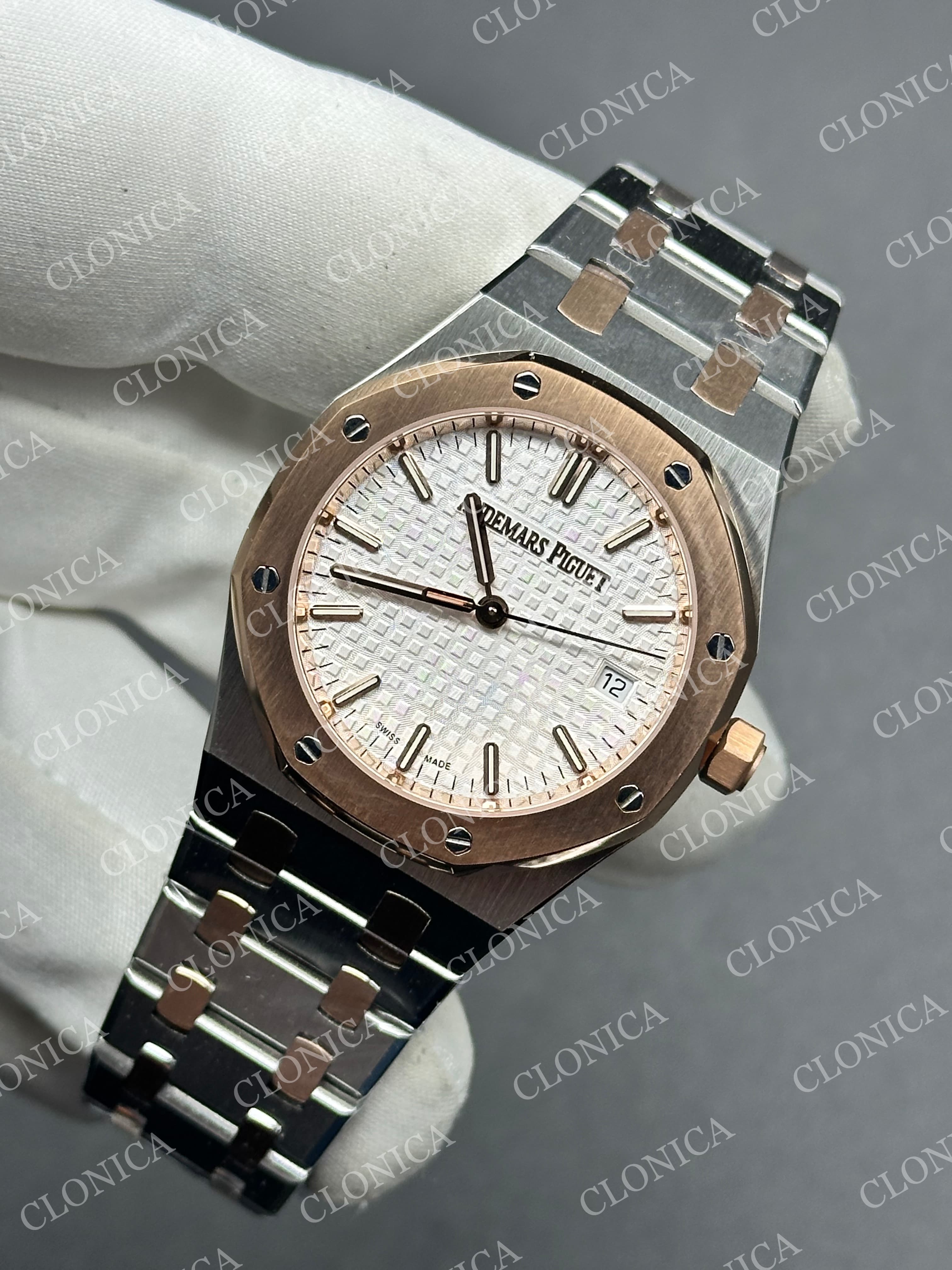 AUDEMARS PIGUET 34 mm RG/SS AUTOMATIC WHITE TEXTURED DIAL ON SS BRACELET — view 3