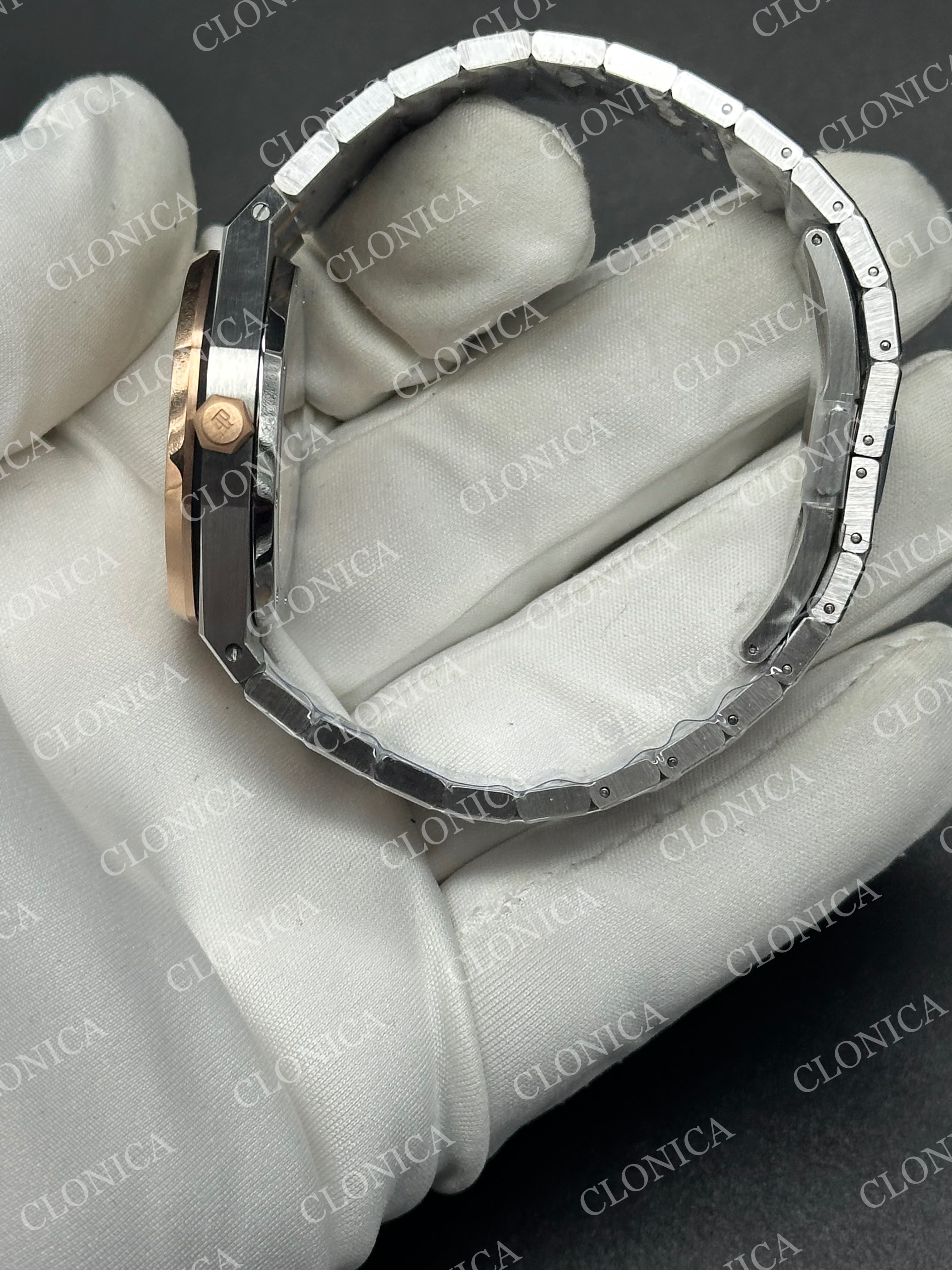 AUDEMARS PIGUET 34 mm RG/SS AUTOMATIC WHITE TEXTURED DIAL ON SS BRACELET — view 4
