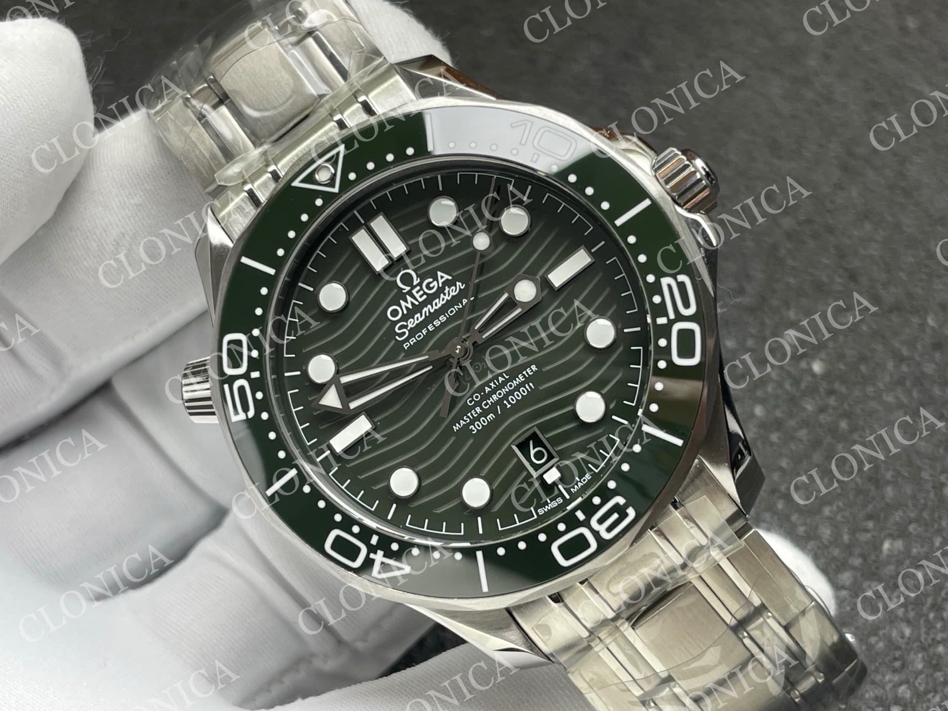 SEAMASTER DIVER 300M GREEN CERAMIC WITH GREEN DIAL — view 2