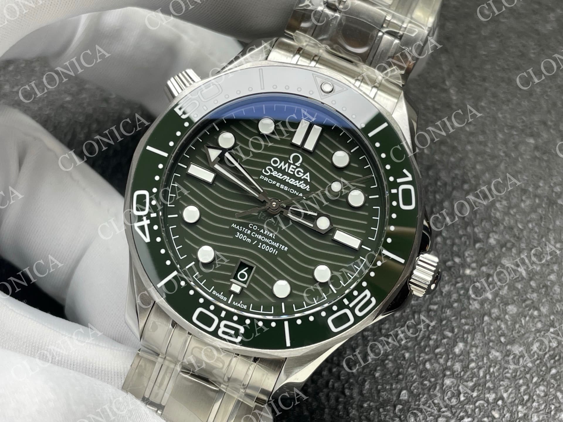 SEAMASTER DIVER 300M GREEN CERAMIC WITH GREEN DIAL — view 4