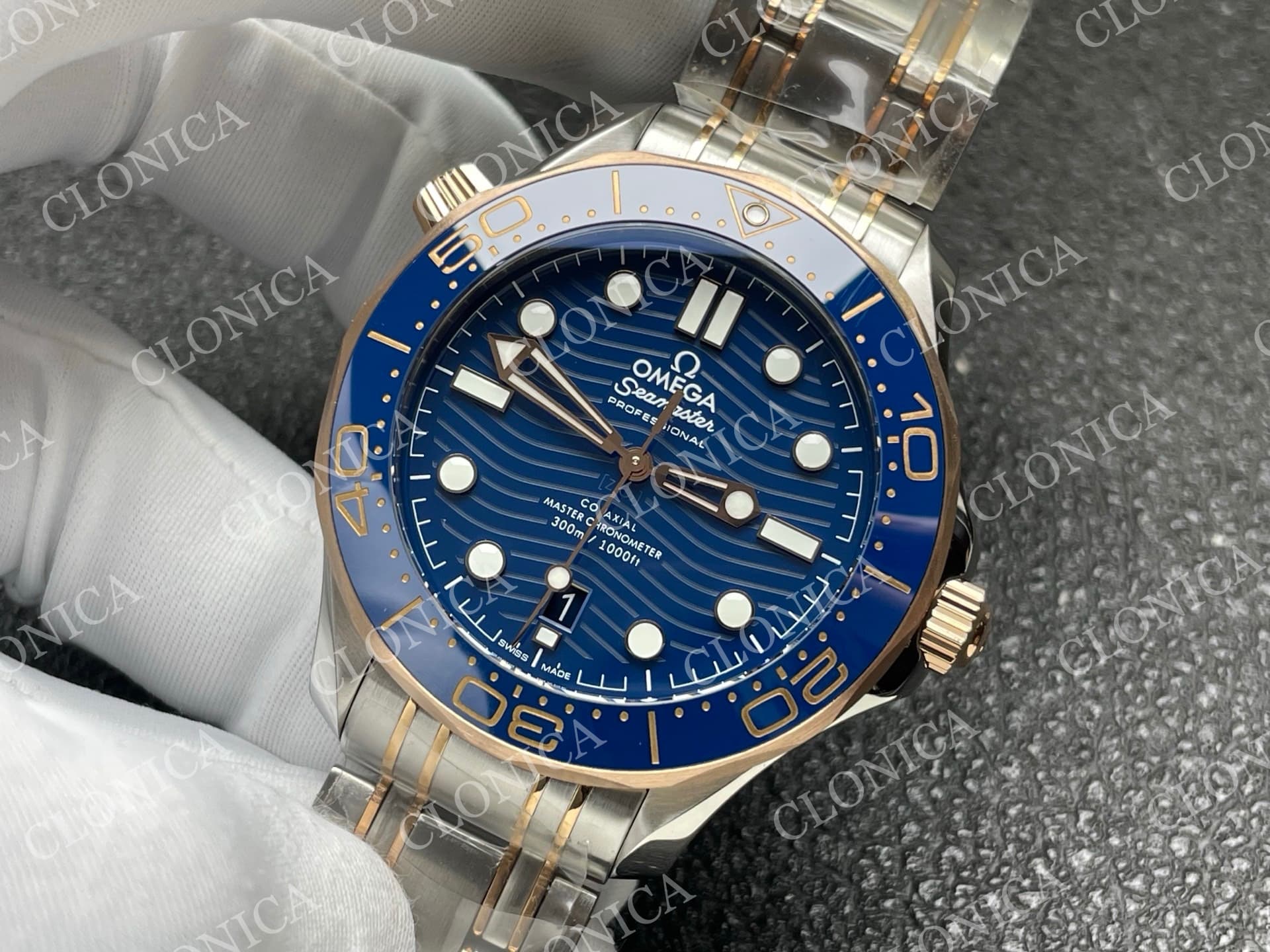 SEAMASTER DIVER 300M TWO TONE RG BLUE CERAMIC WITH BLUE DIAL — view 4