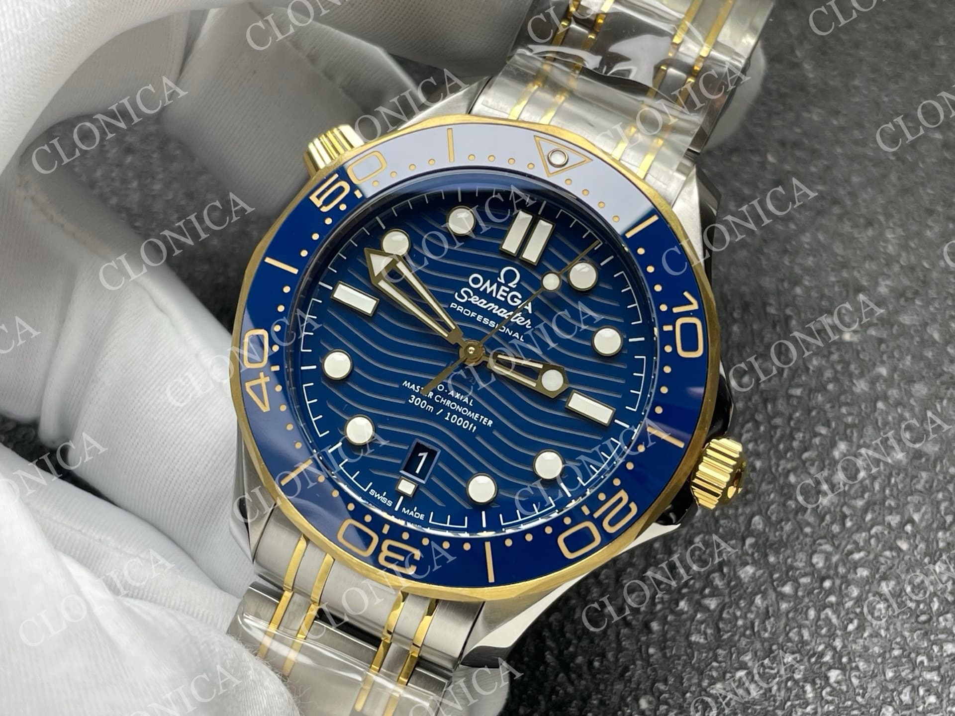 SEAMASTER DIVER 300M TWO TONE YG BLUE CERAMIC WITH BLUE DIAL — view 4