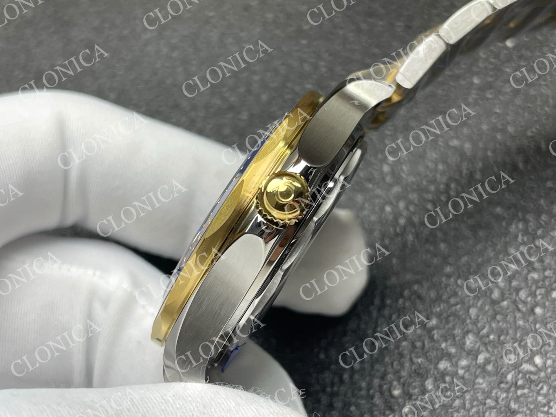 SEAMASTER DIVER 300M TWO TONE YG BLUE CERAMIC WITH BLUE DIAL — view 7