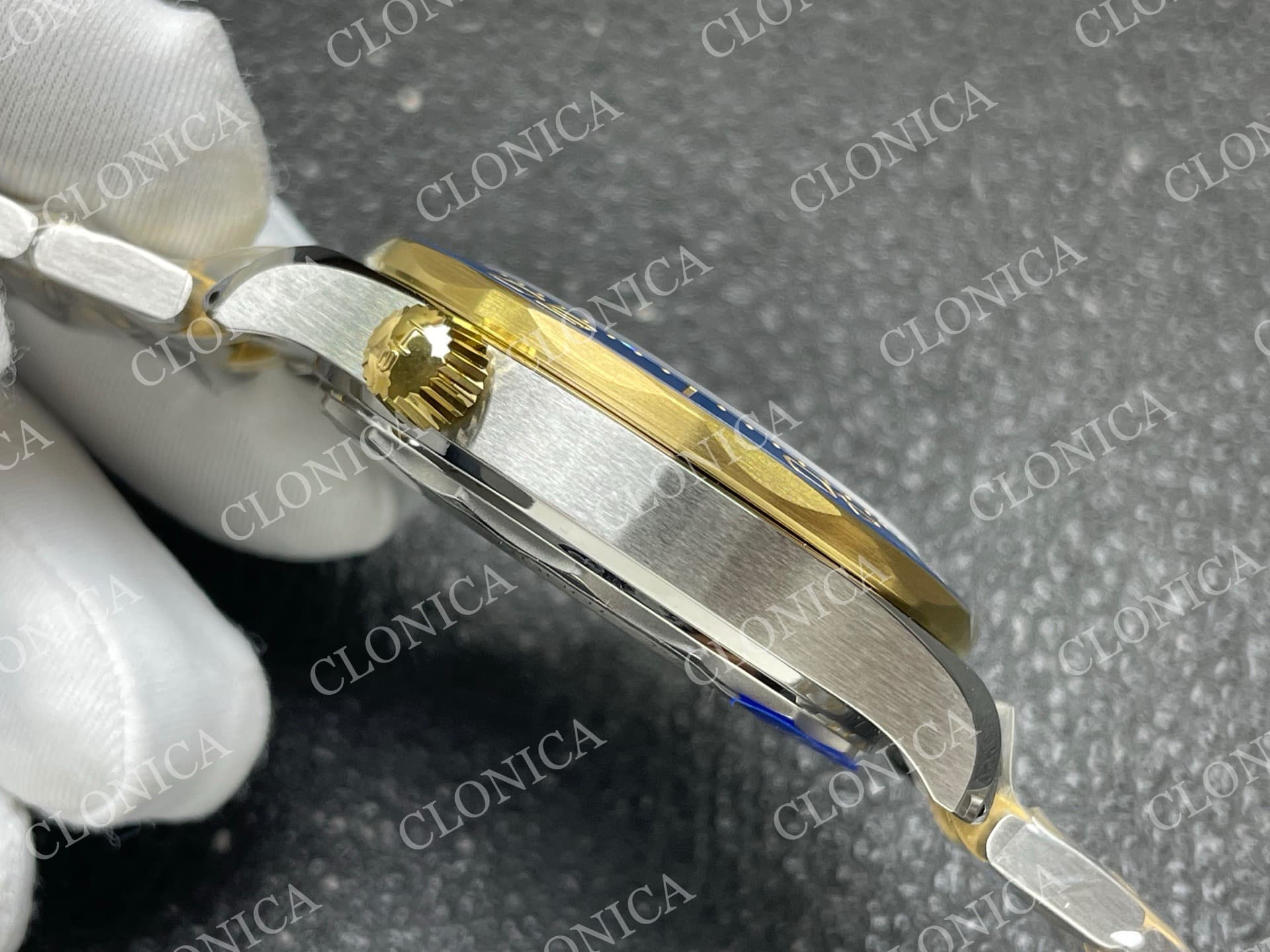 SEAMASTER DIVER 300M TWO TONE YG BLUE CERAMIC WITH BLUE DIAL — view 9