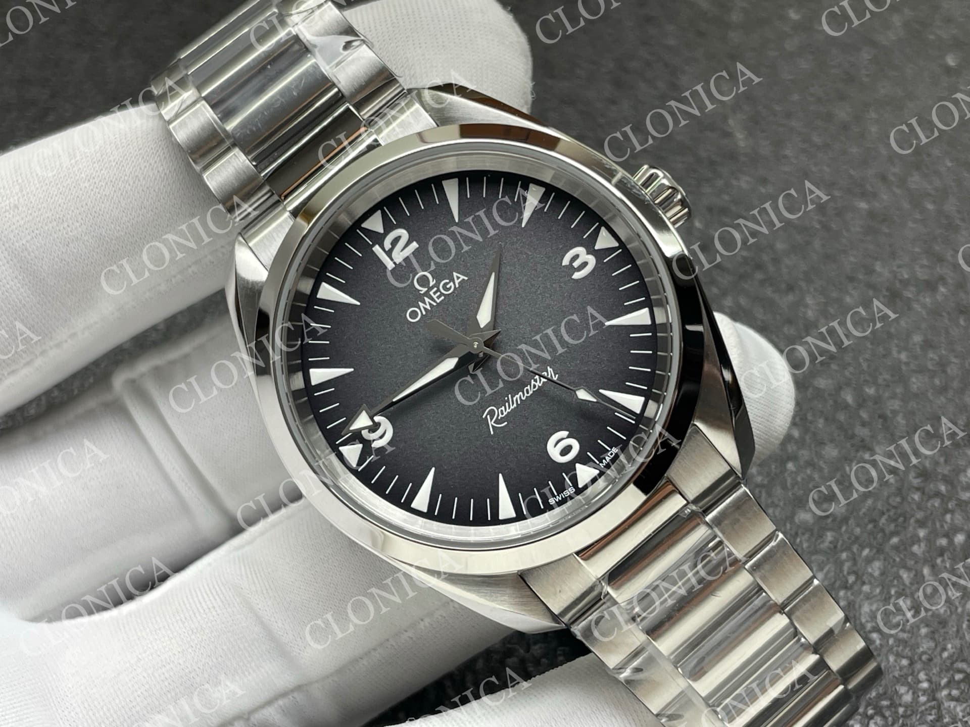 AQUA TERRA 150M MASTER GREY DIAL — view 2