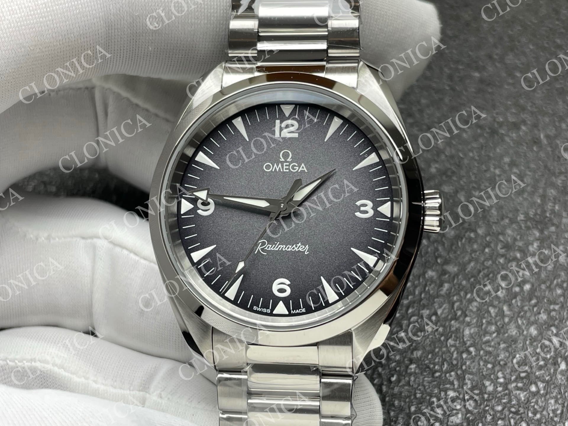 AQUA TERRA 150M MASTER GREY DIAL — view 3