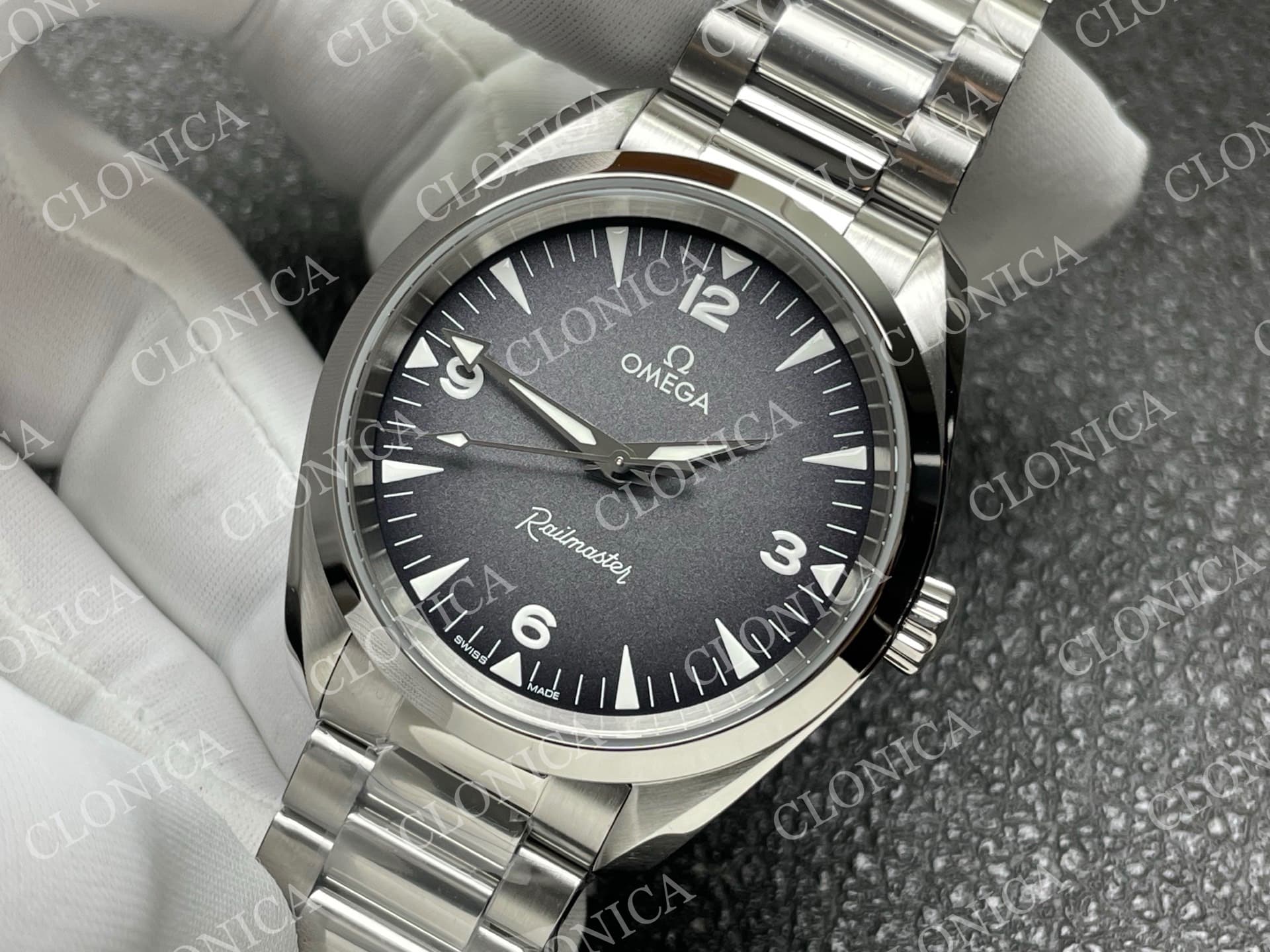 AQUA TERRA 150M MASTER GREY DIAL — view 4