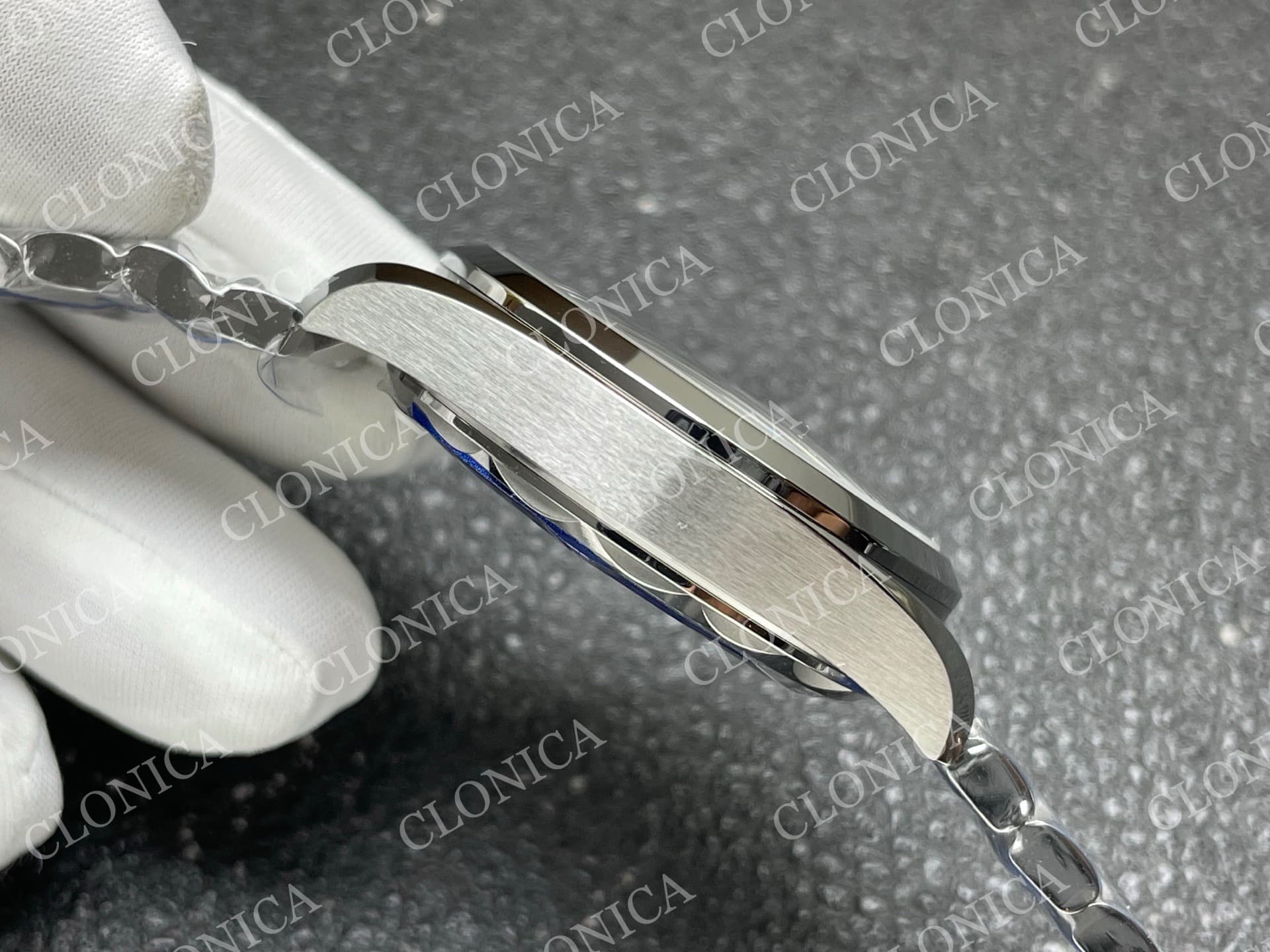 AQUA TERRA 150M MASTER GREY DIAL — view 9