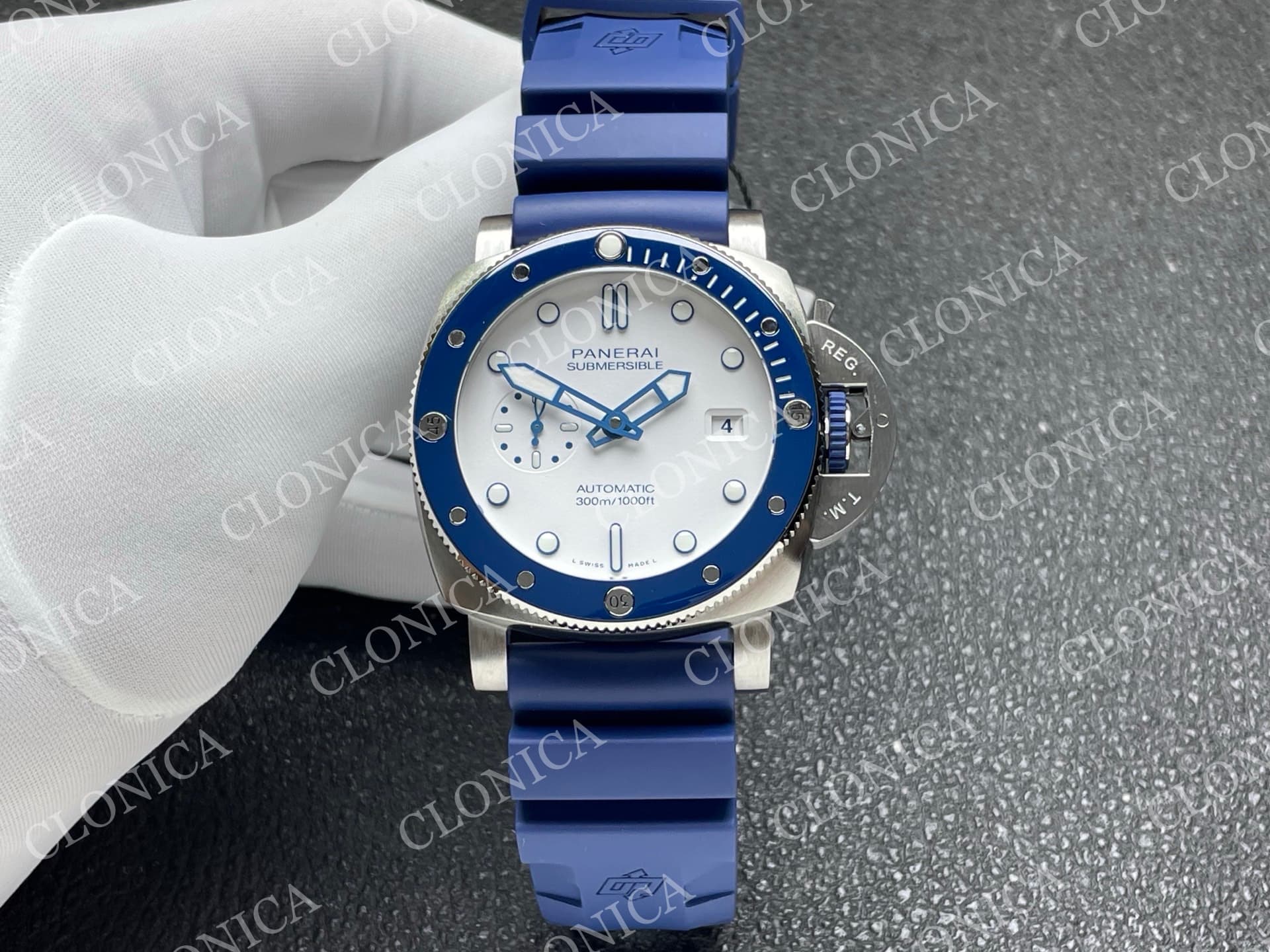 PAM1696 44MM SUBMERSIBLE WHITE DIAL ON BLUE RUBBER STRAP P.900 SUPER CLONE — view 1