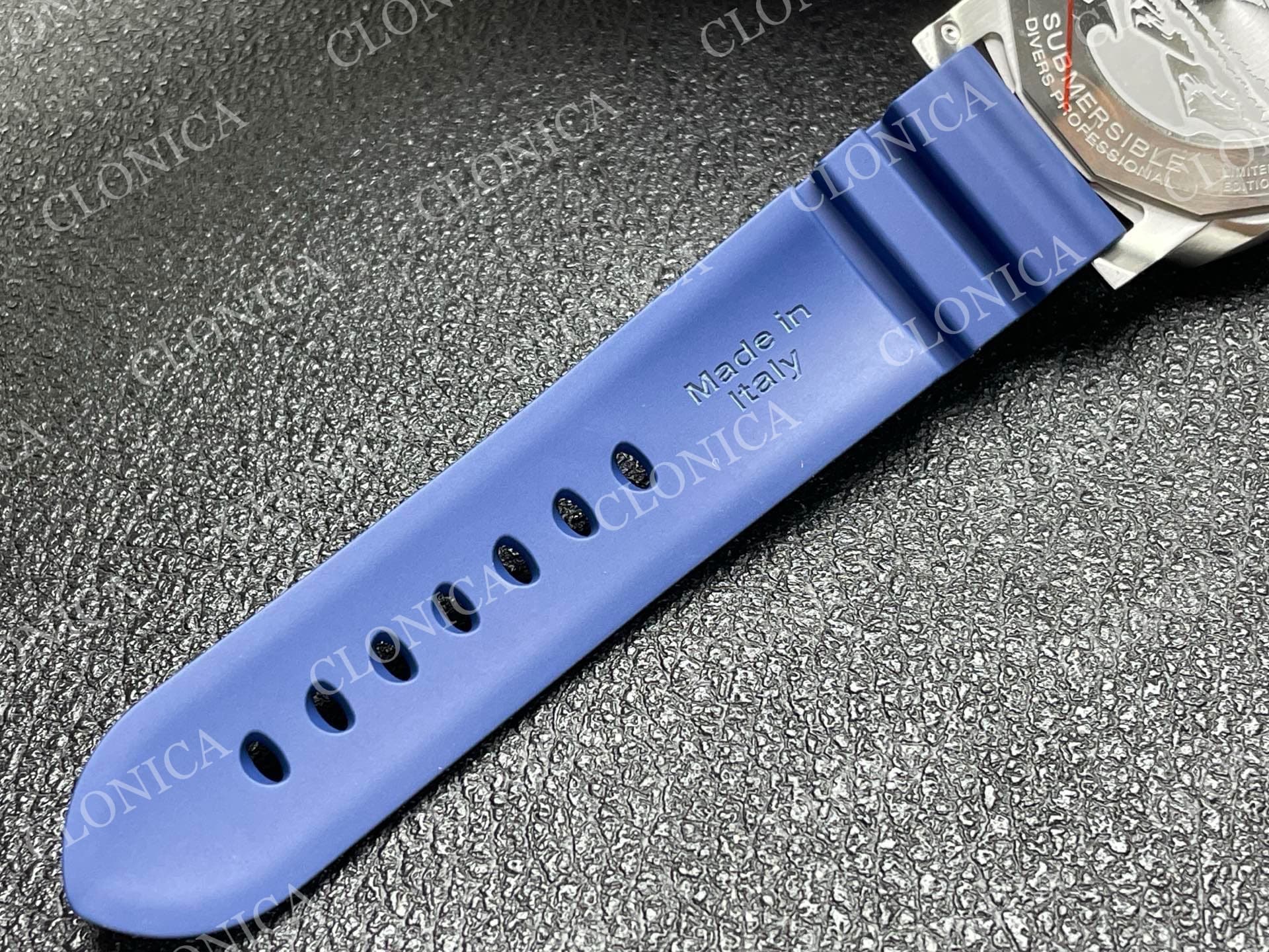 PAM1696 44MM SUBMERSIBLE WHITE DIAL ON BLUE RUBBER STRAP P.900 SUPER CLONE — view 6