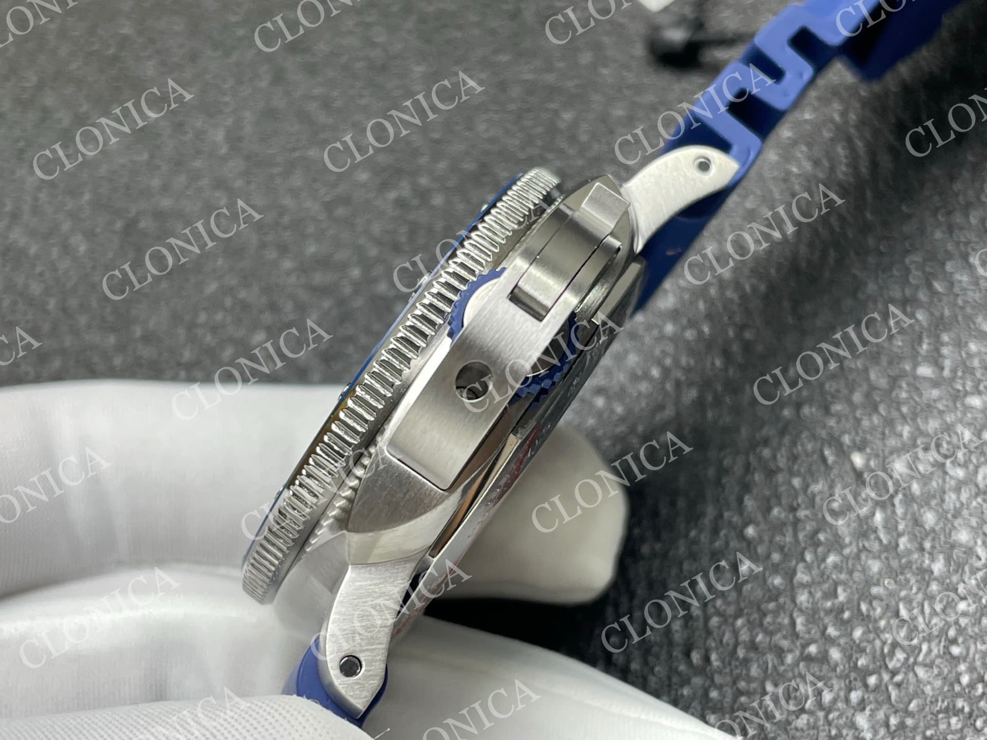 PAM1696 44MM SUBMERSIBLE WHITE DIAL ON BLUE RUBBER STRAP P.900 SUPER CLONE — view 7
