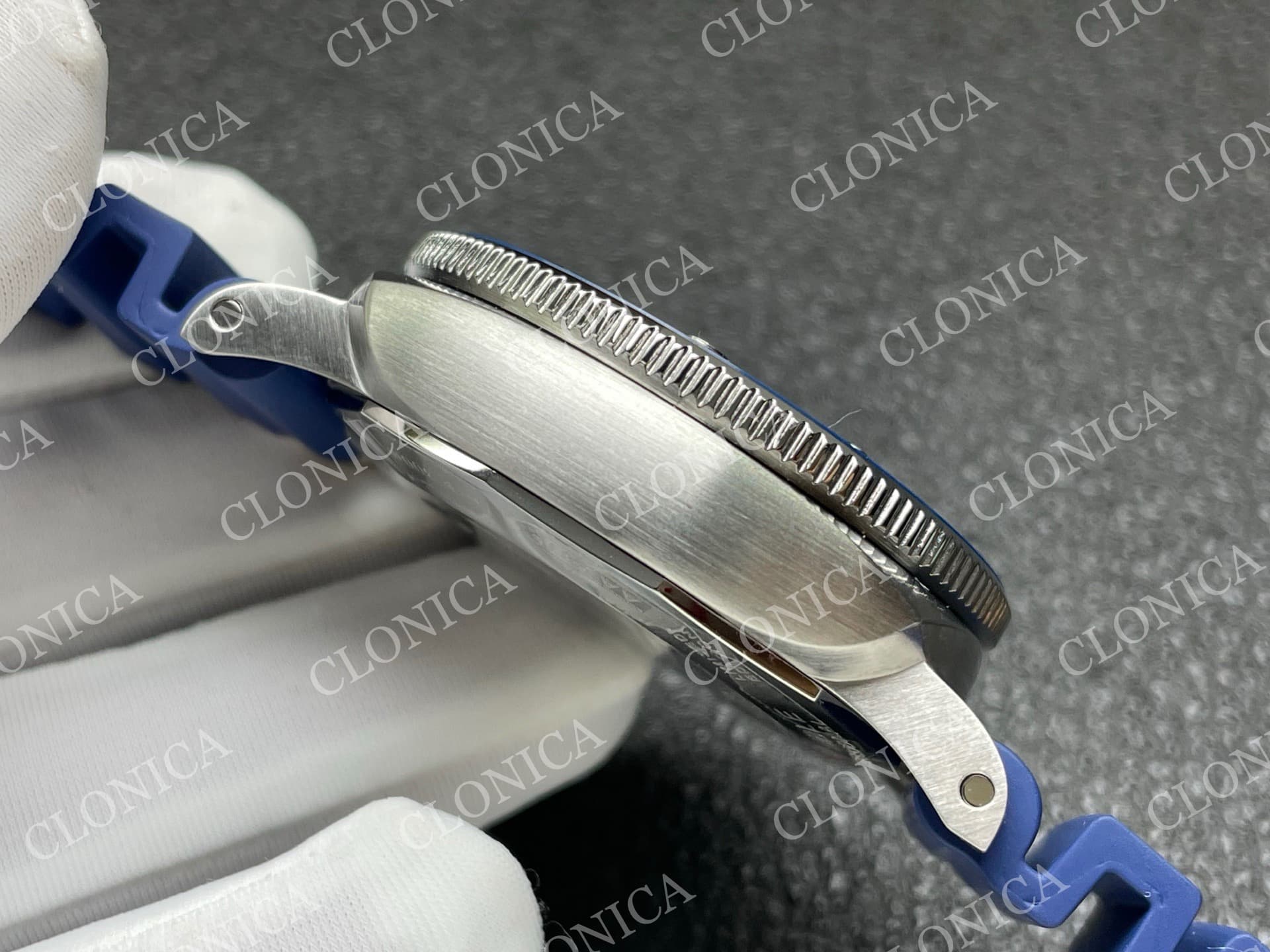 PAM1696 44MM SUBMERSIBLE WHITE DIAL ON BLUE RUBBER STRAP P.900 SUPER CLONE — view 9