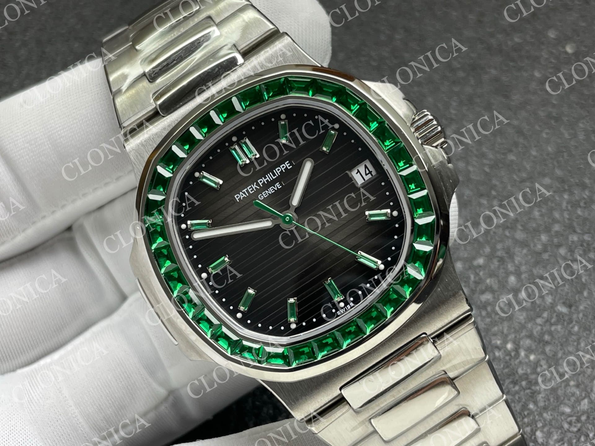 NAUTILUS 5711/1A GREEN T DIAMOND SS GREY TEXTURED DIAL — view 2