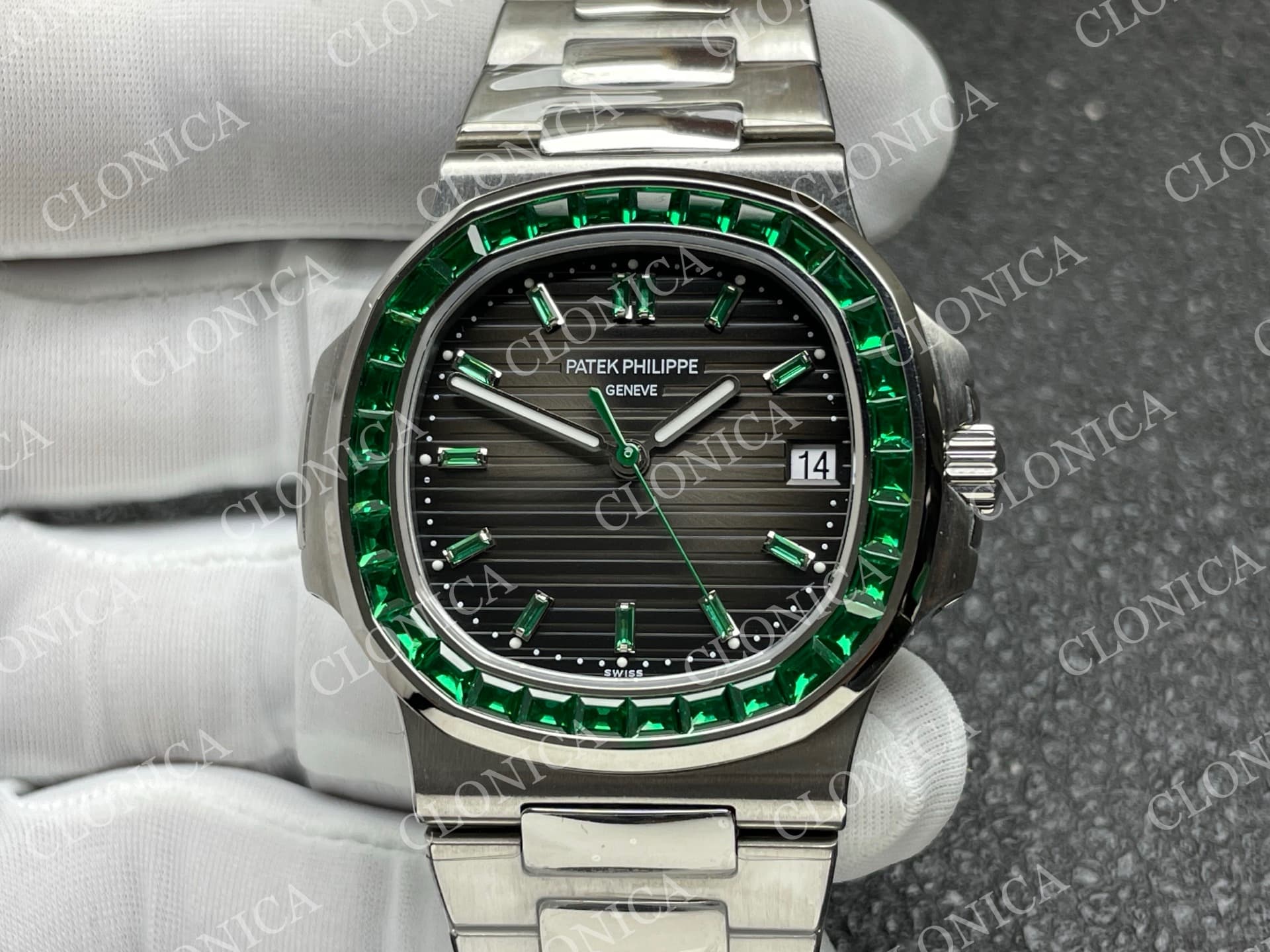 NAUTILUS 5711/1A GREEN T DIAMOND SS GREY TEXTURED DIAL — view 3