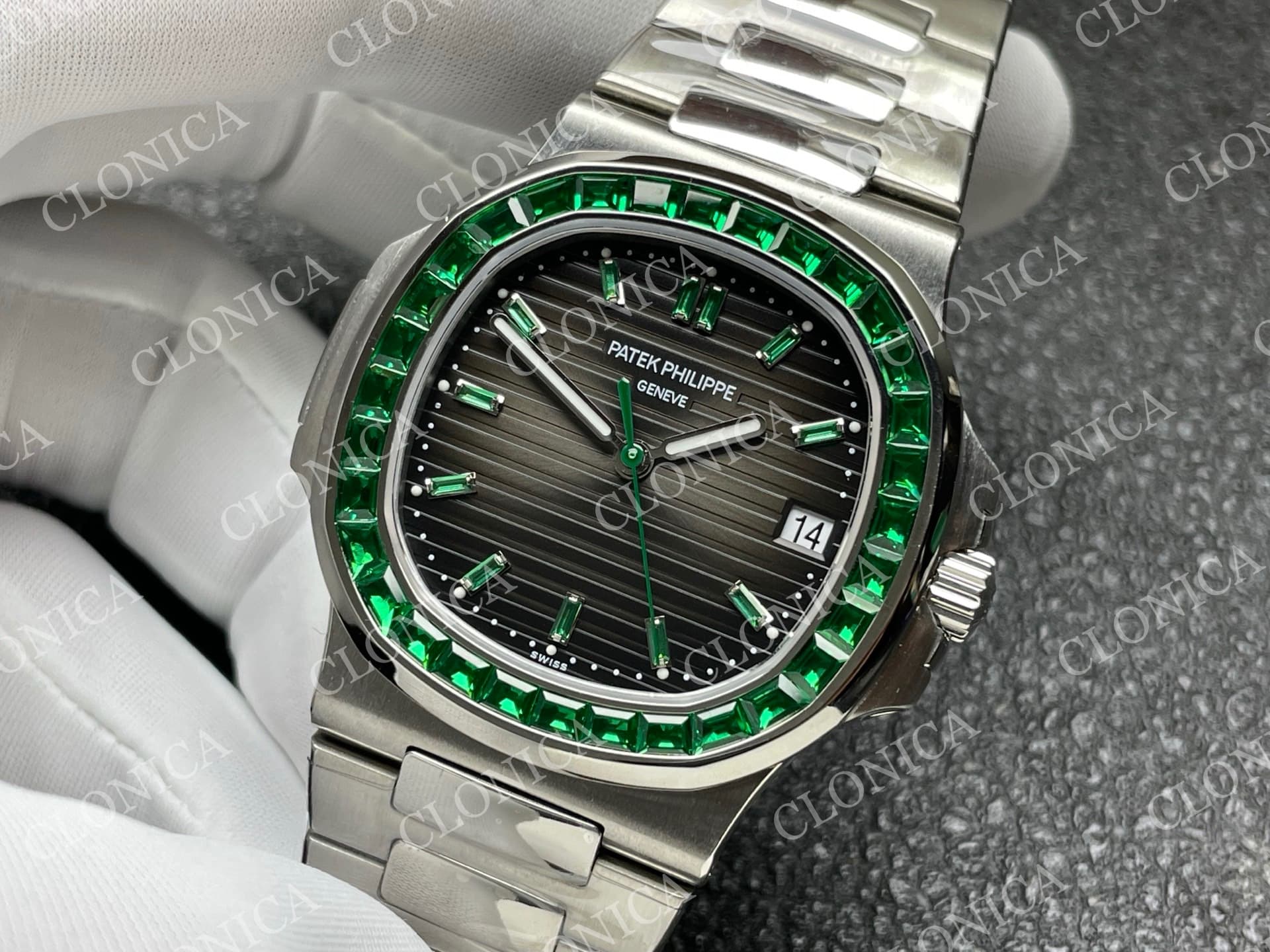 NAUTILUS 5711/1A GREEN T DIAMOND SS GREY TEXTURED DIAL — view 4