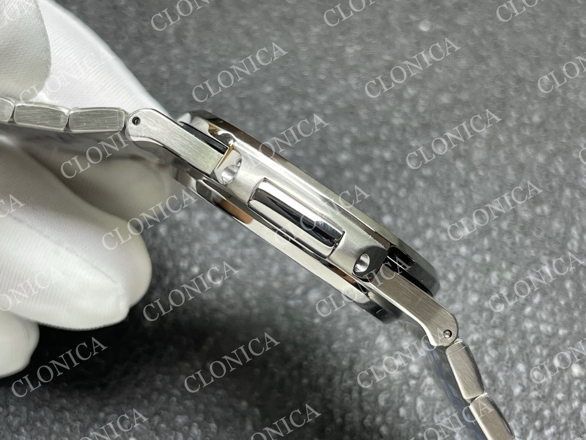 NAUTILUS 5711/1A GREEN T DIAMOND SS GREY TEXTURED DIAL — view 9