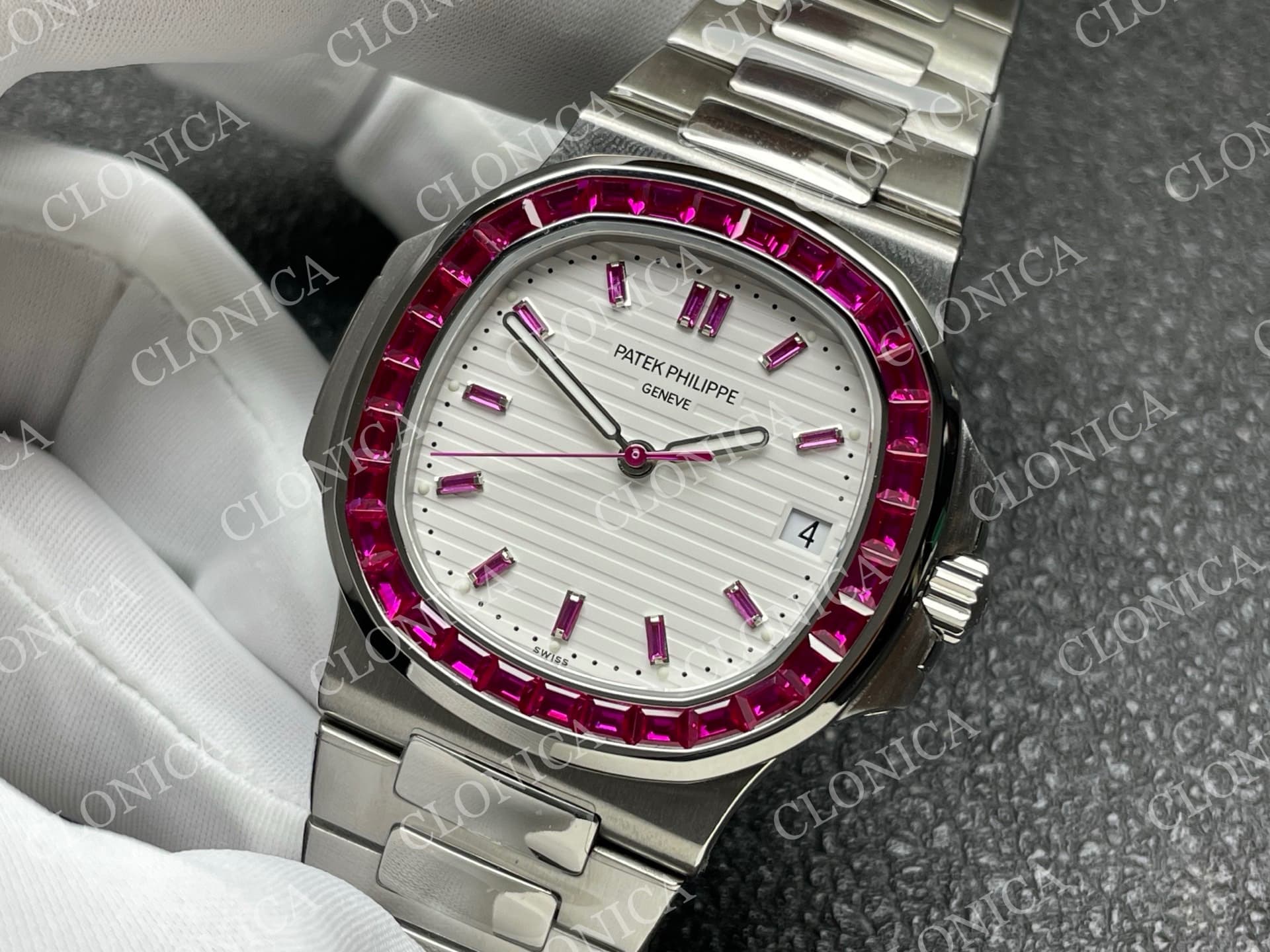 NAUTILUS 5711/1A RED T DIAMOND SS WHITE TEXTURED DIAL — view 4