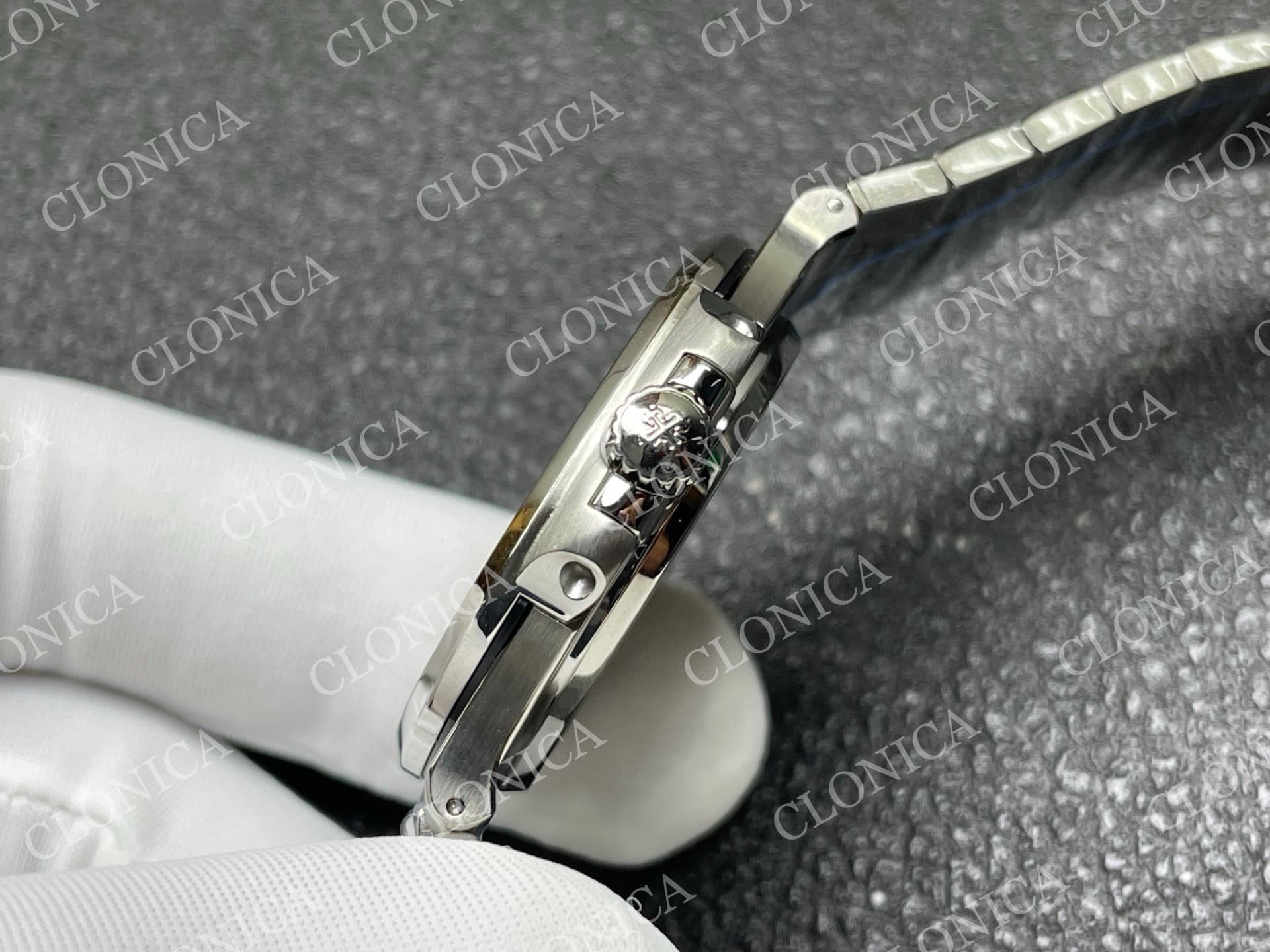 NAUTILUS 5711/1A RED T DIAMOND SS WHITE TEXTURED DIAL — view 7