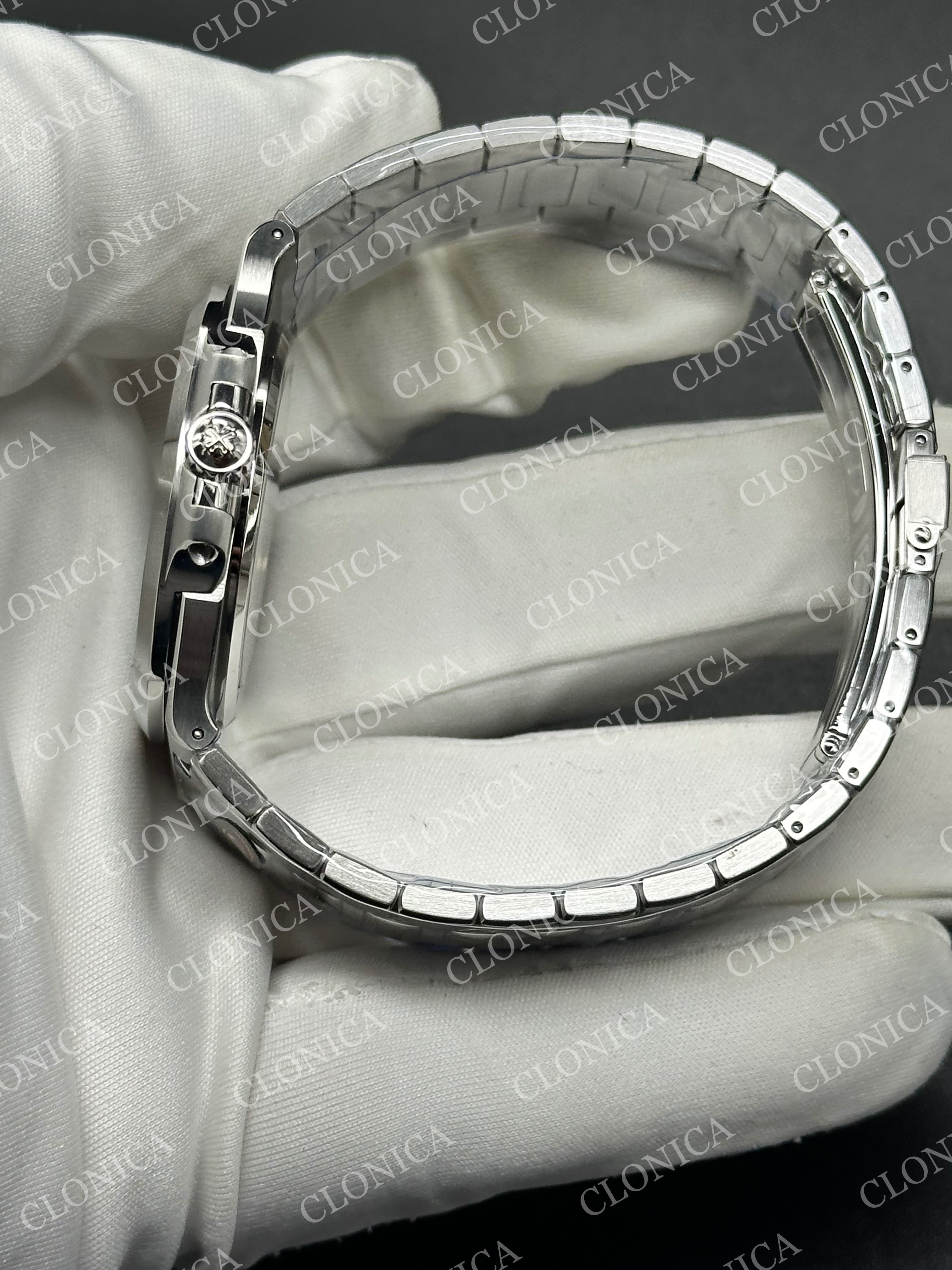 NAUTILUS 5711/1A SS GREEN TEXTURED DIAL ON SS BRACELET — view 4