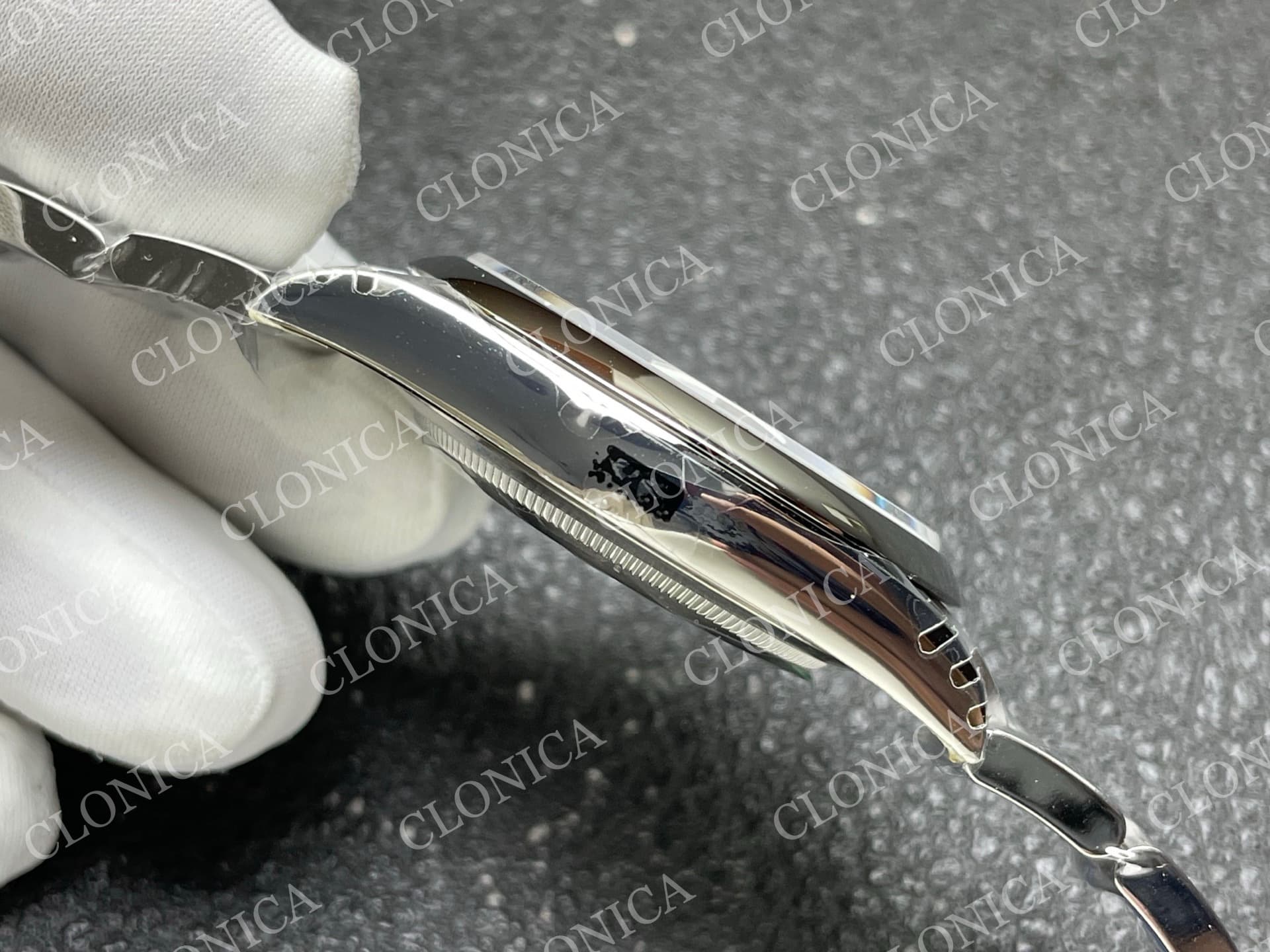 OYSTER PERPETUAL 41MM 124300 904L 2025 BEIGE DIAL — view 9