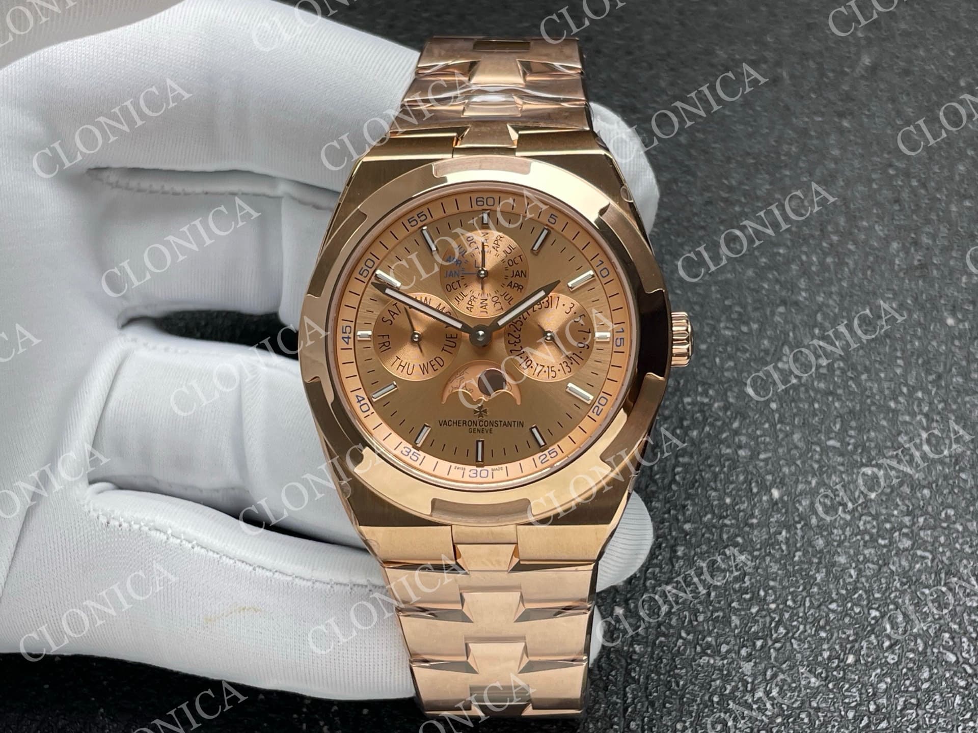 OVERSEAS PERPETUAL CALENDAR CHAMPAGNE DIAL — view 1