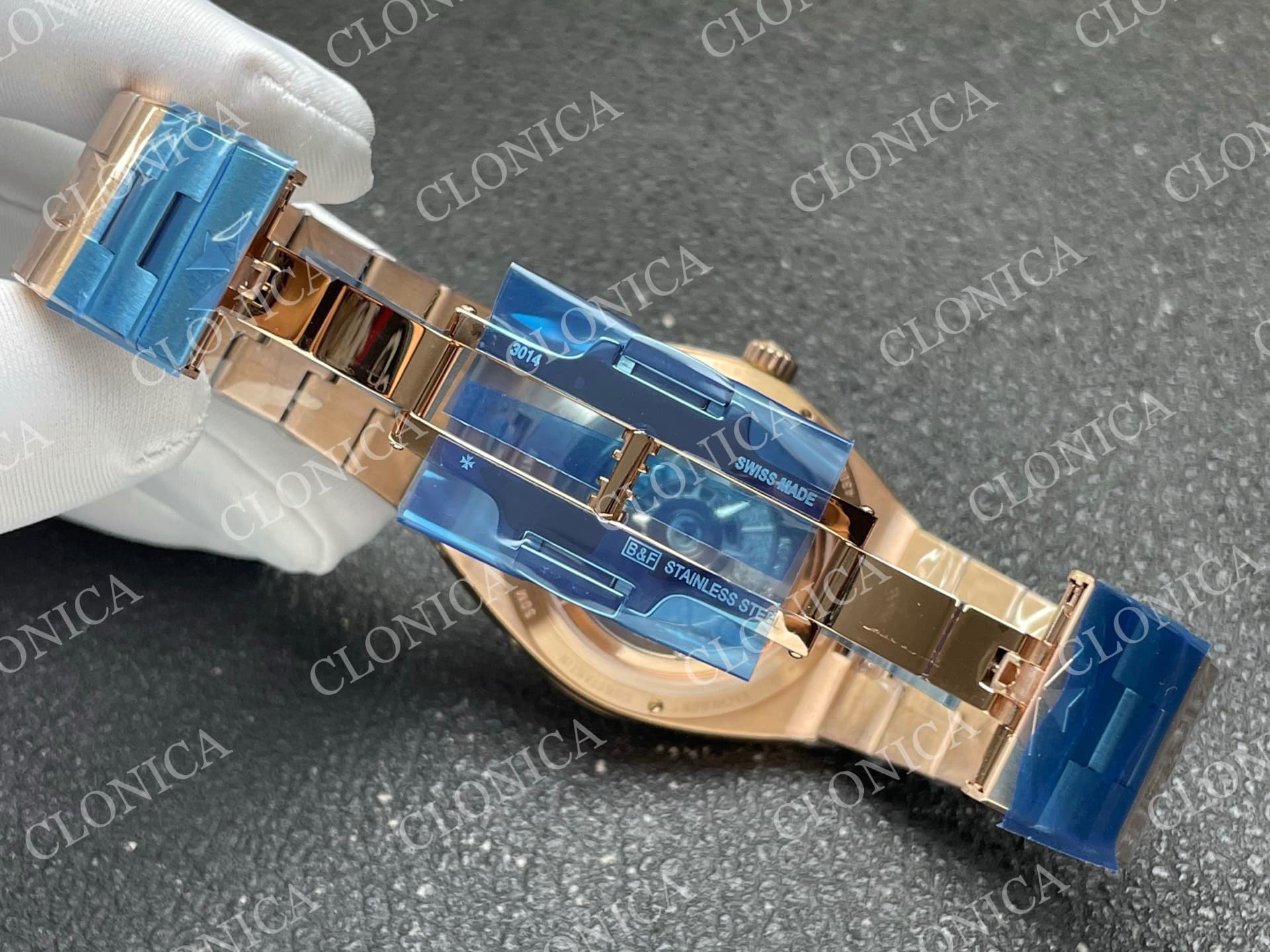 OVERSEAS PERPETUAL CALENDAR CHAMPAGNE DIAL — view 6