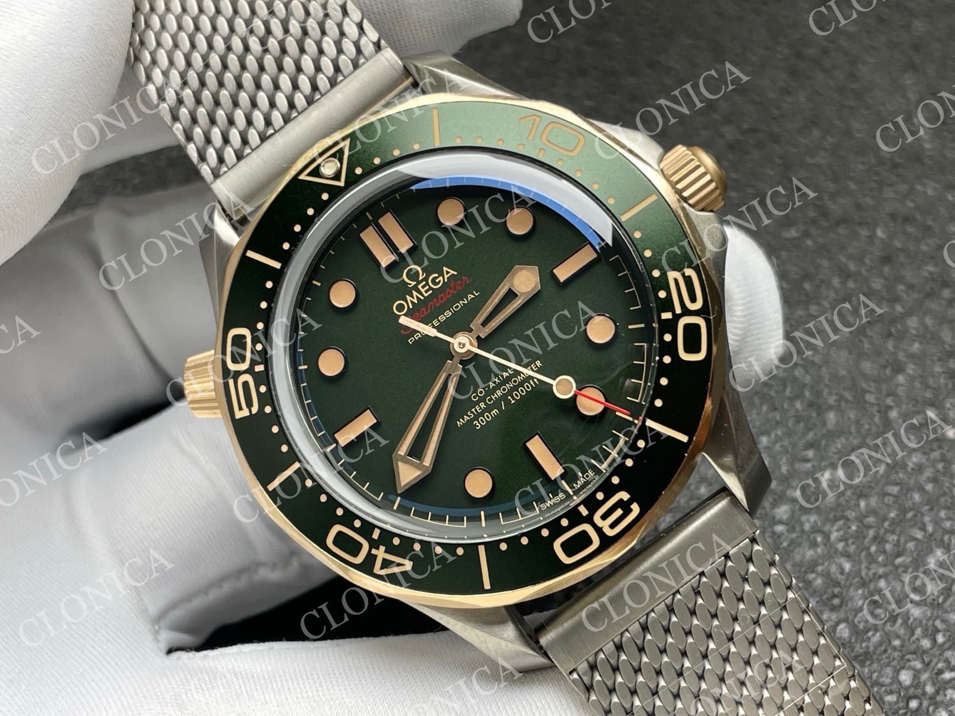 SEAMASTER 300M DIVER TITANIUM/BRONZE GOLD 1:1 GREEN DIAL ON TITANIUM MESH BRACELET — view 2
