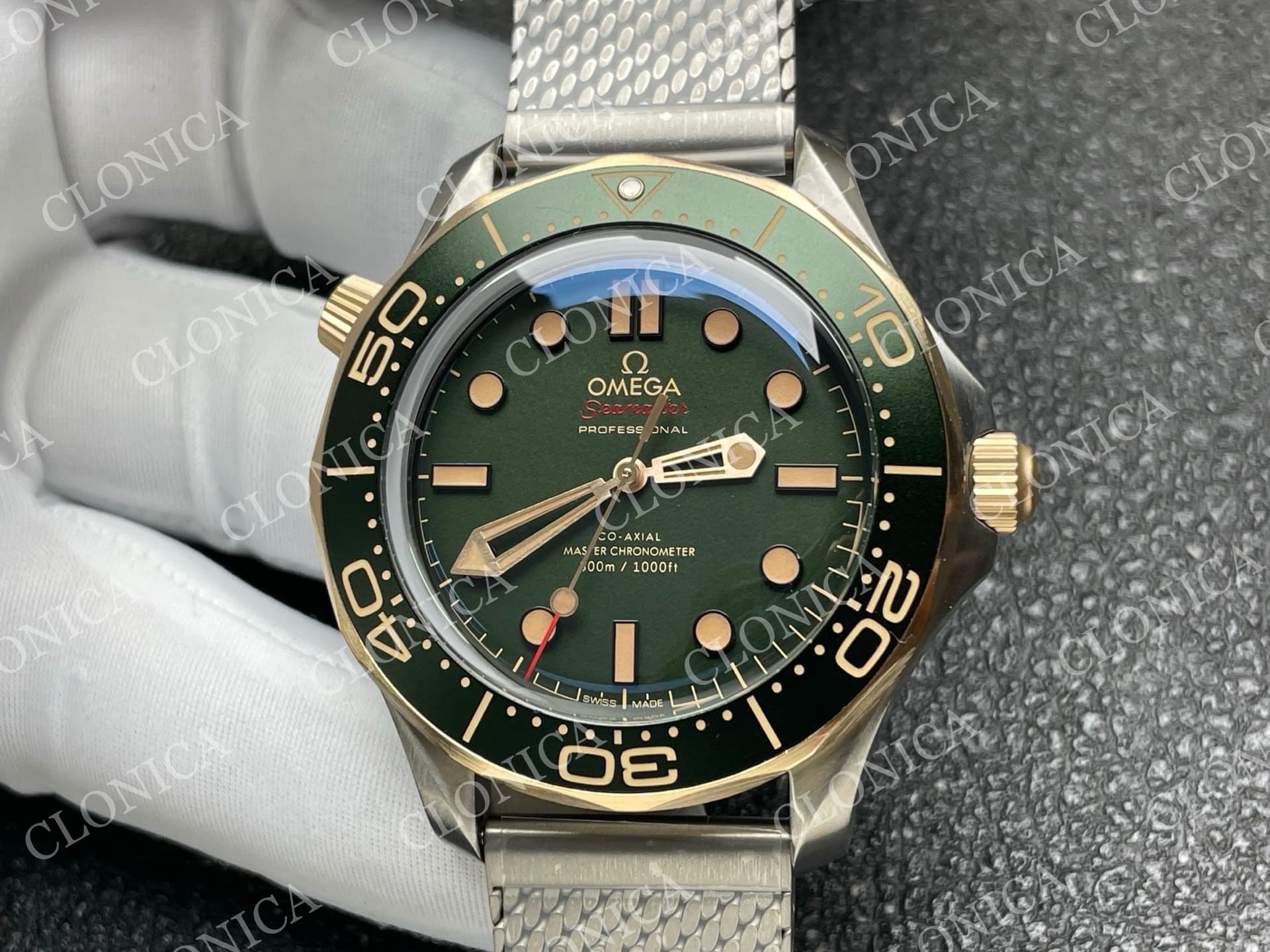 SEAMASTER 300M DIVER TITANIUM/BRONZE GOLD 1:1 GREEN DIAL ON TITANIUM MESH BRACELET — view 3