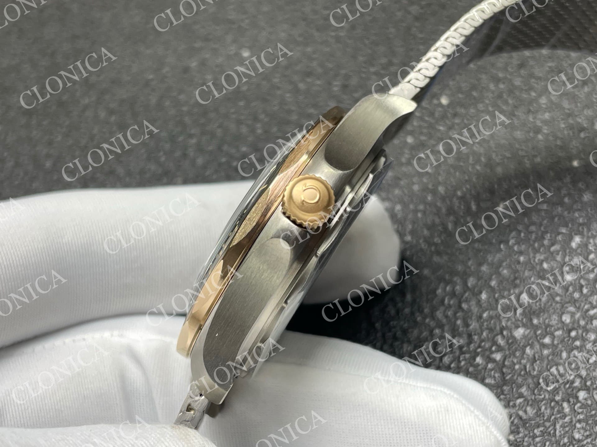 SEAMASTER 300M DIVER TITANIUM/BRONZE GOLD 1:1 GREEN DIAL ON TITANIUM MESH BRACELET — view 7