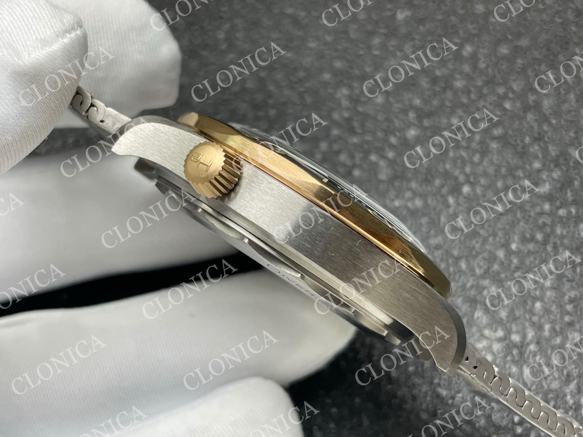 SEAMASTER 300M DIVER TITANIUM/BRONZE GOLD 1:1 GREEN DIAL ON TITANIUM MESH BRACELET — view 9