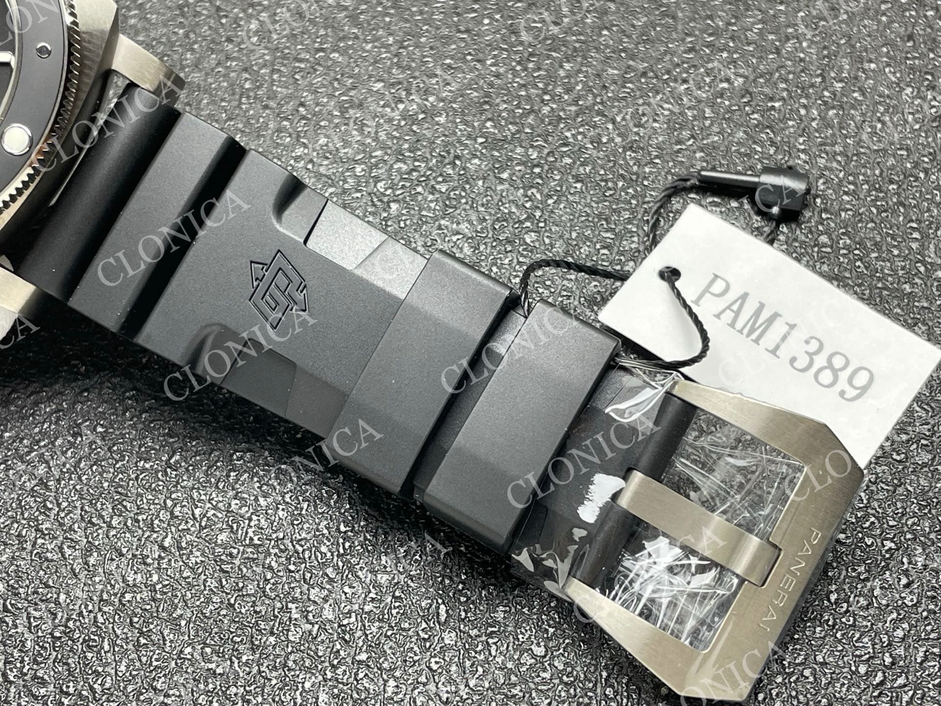 PAM1389 TITANIUM SUBMERSIBLE BLACK CERAMIC BEZEL BLACK DIAL ON BLACK RUBBER STRAP P.9010 CLONE — view 5