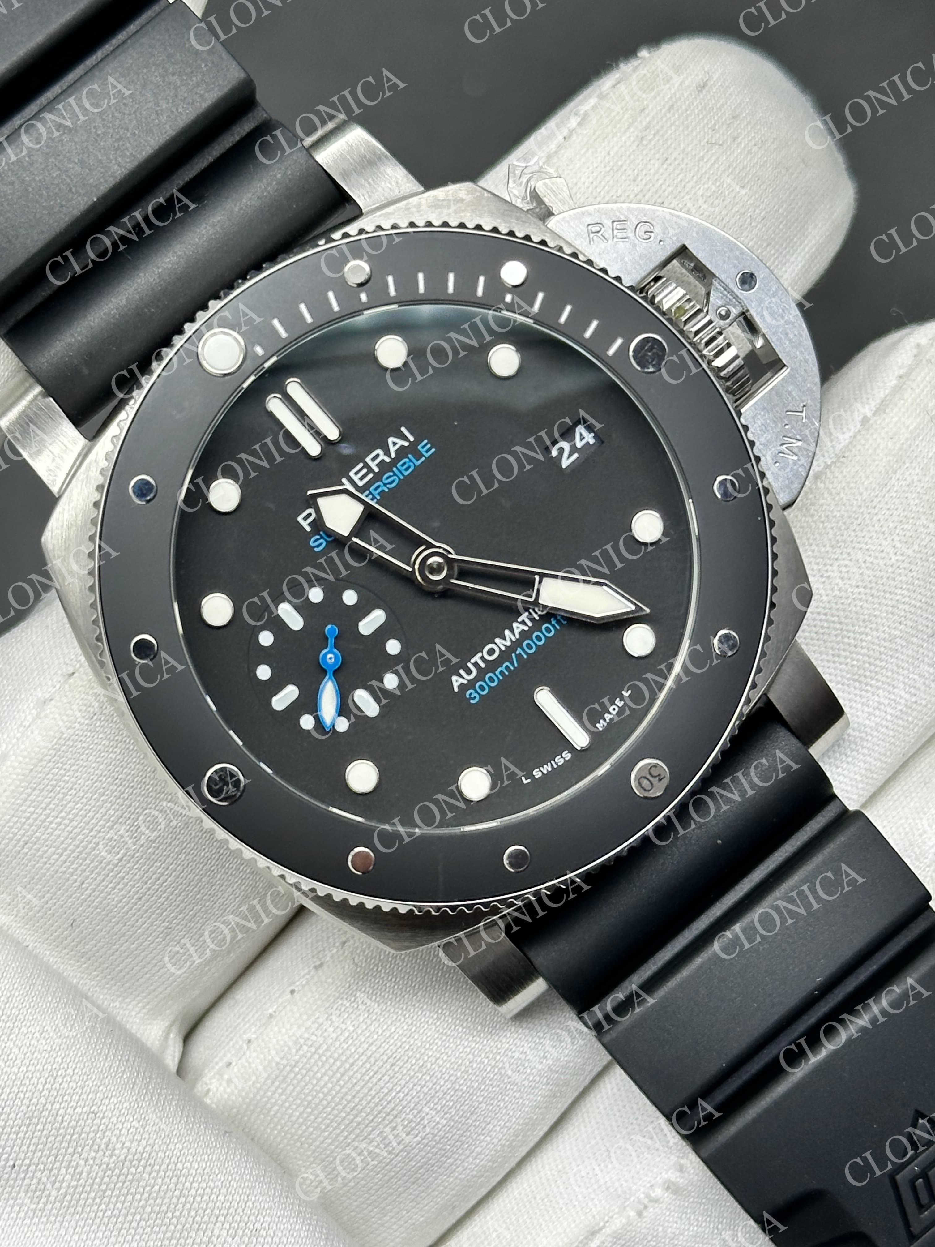 PAM683 LUMINOR SUBMERSIBLE ON BLACK RUBBER STRAP P.9010 — view 2