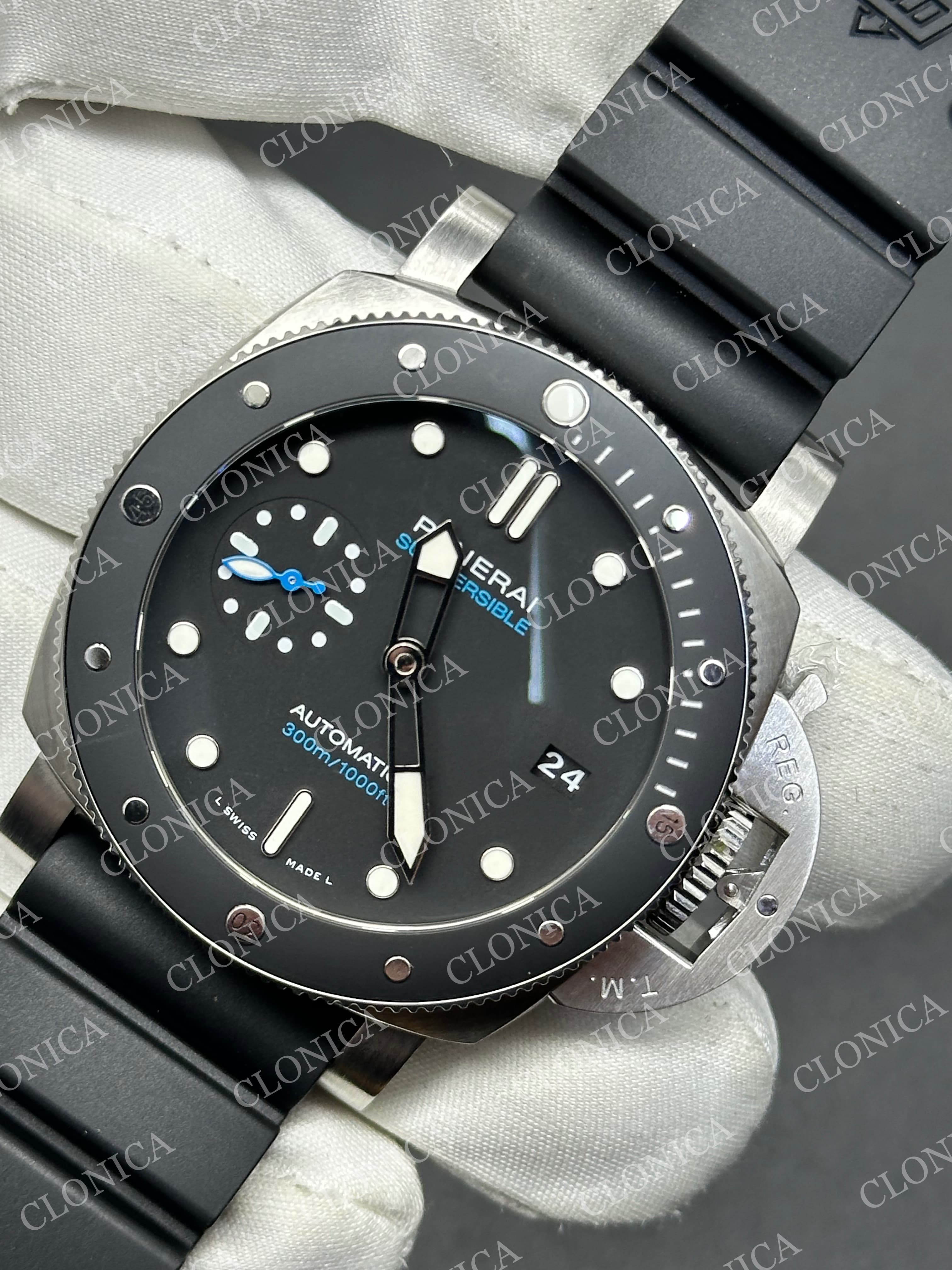 PAM683 LUMINOR SUBMERSIBLE ON BLACK RUBBER STRAP P.9010 — view 3