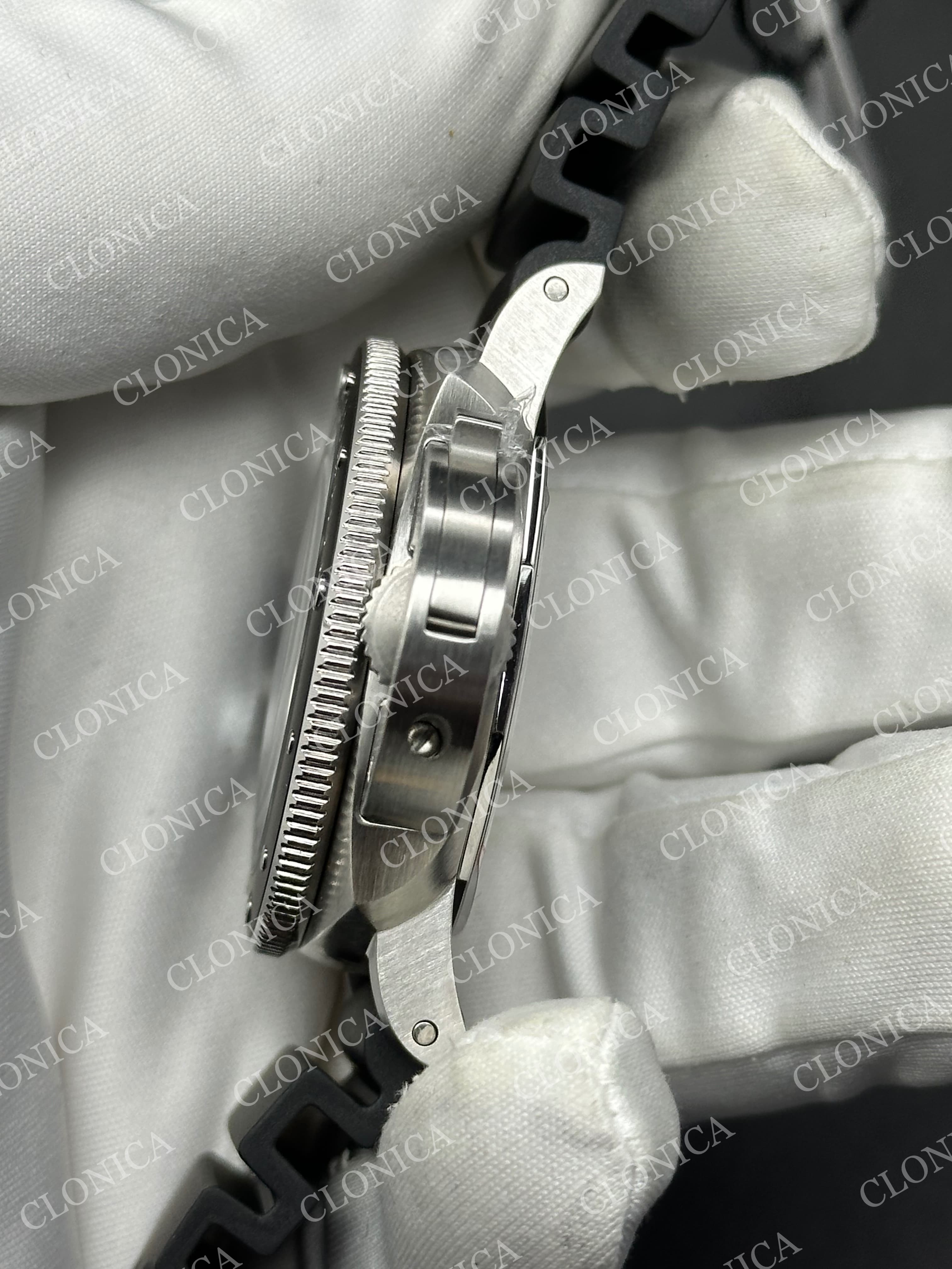 PAM683 LUMINOR SUBMERSIBLE ON BLACK RUBBER STRAP P.9010 — view 4